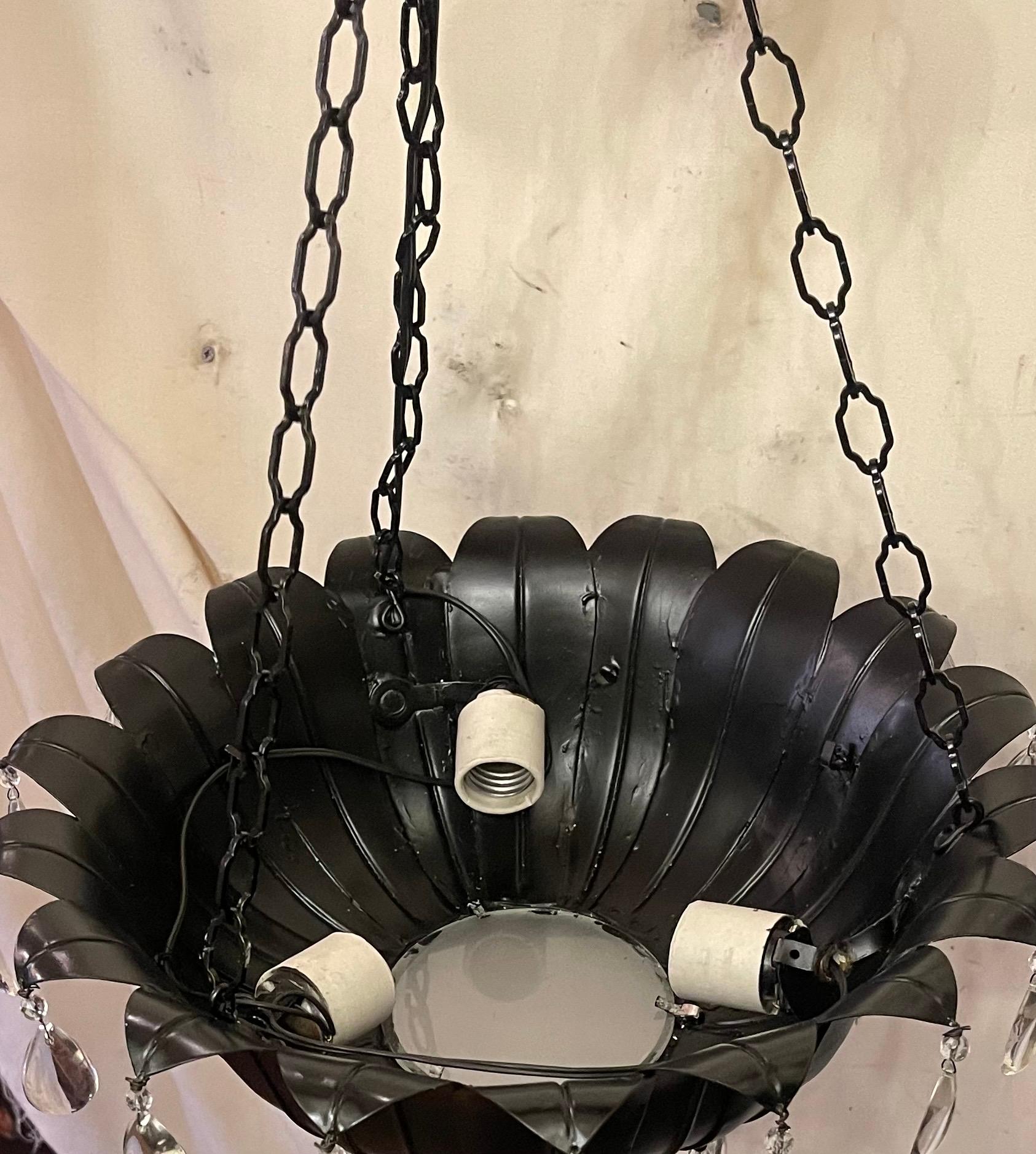 italien Merveilleux lustre en forme de tournesol peint en noir Tole perles de cristal Lights en vente