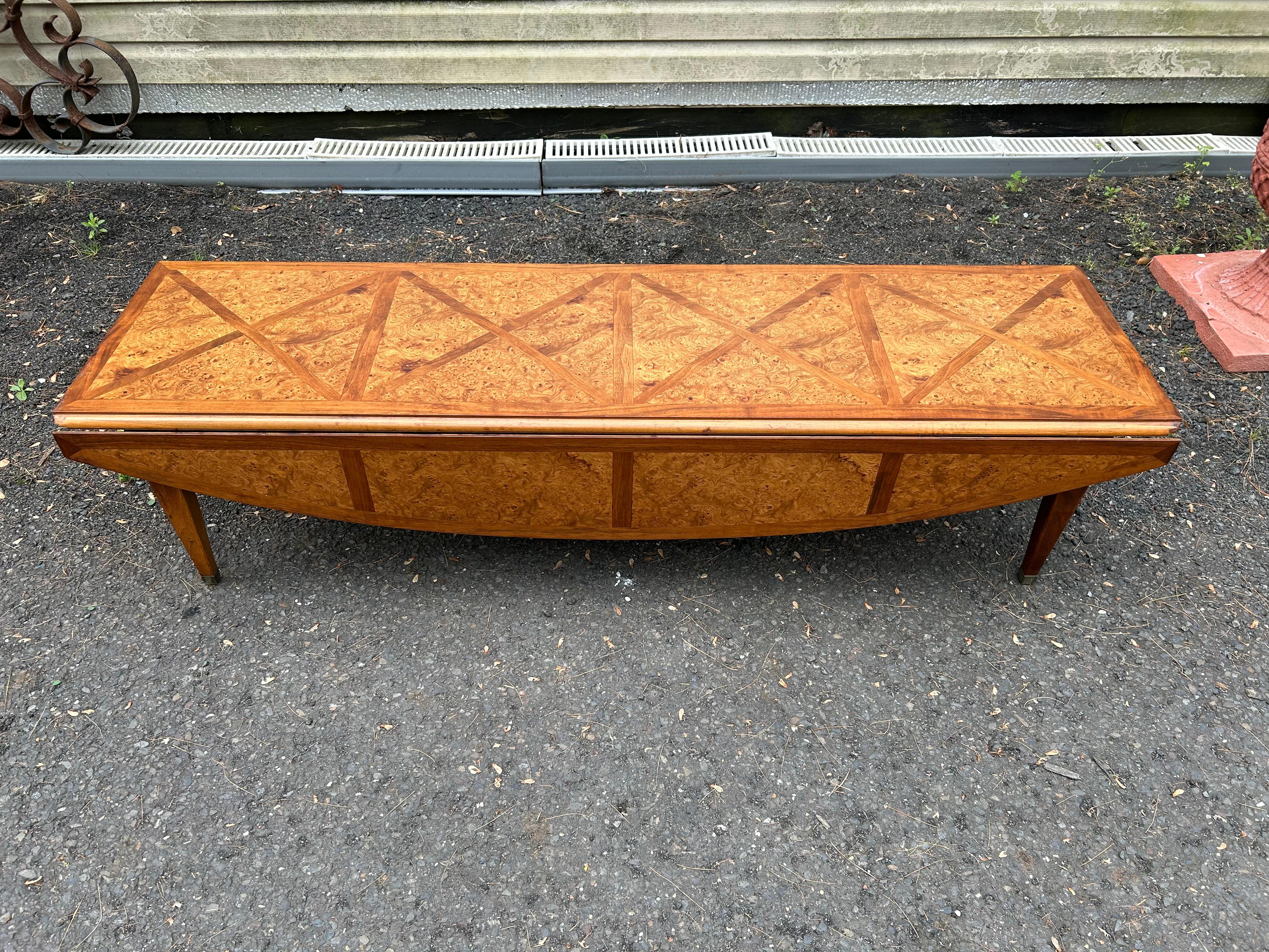 Cette table basse attribuée à Tomlinson Sophisticate du milieu du siècle sera le complément parfait de votre maison avec son profil étroit et compact lorsqu'elle est repliée et sa surface étendue pour accueillir des invités et des espaces plus