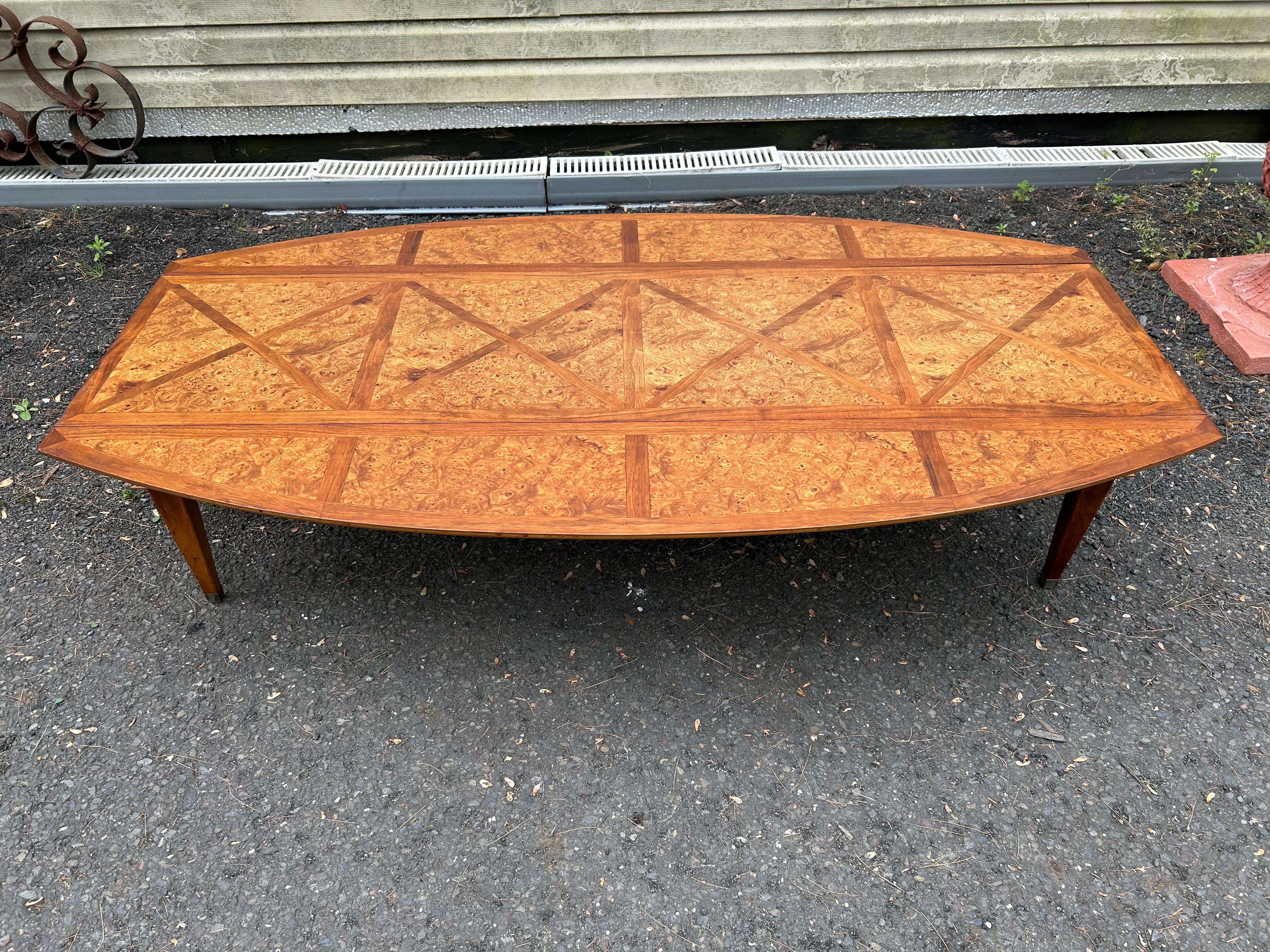 Mid-Century Modern Merveilleuse table basse Tomlinson en broussin de style sophistiqué mi-siècle en vente