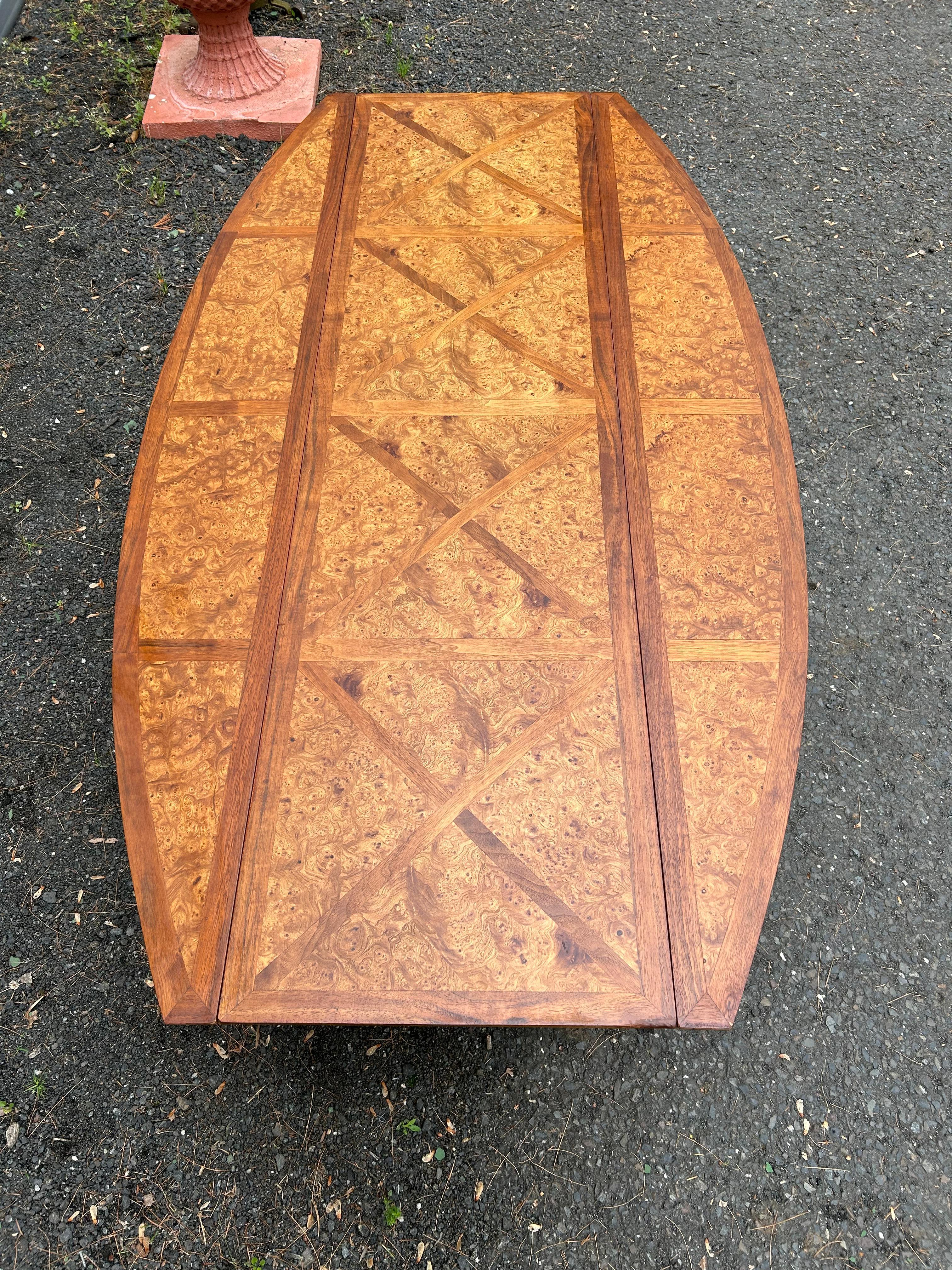 Américain Merveilleuse table basse Tomlinson en broussin de style sophistiqué mi-siècle en vente