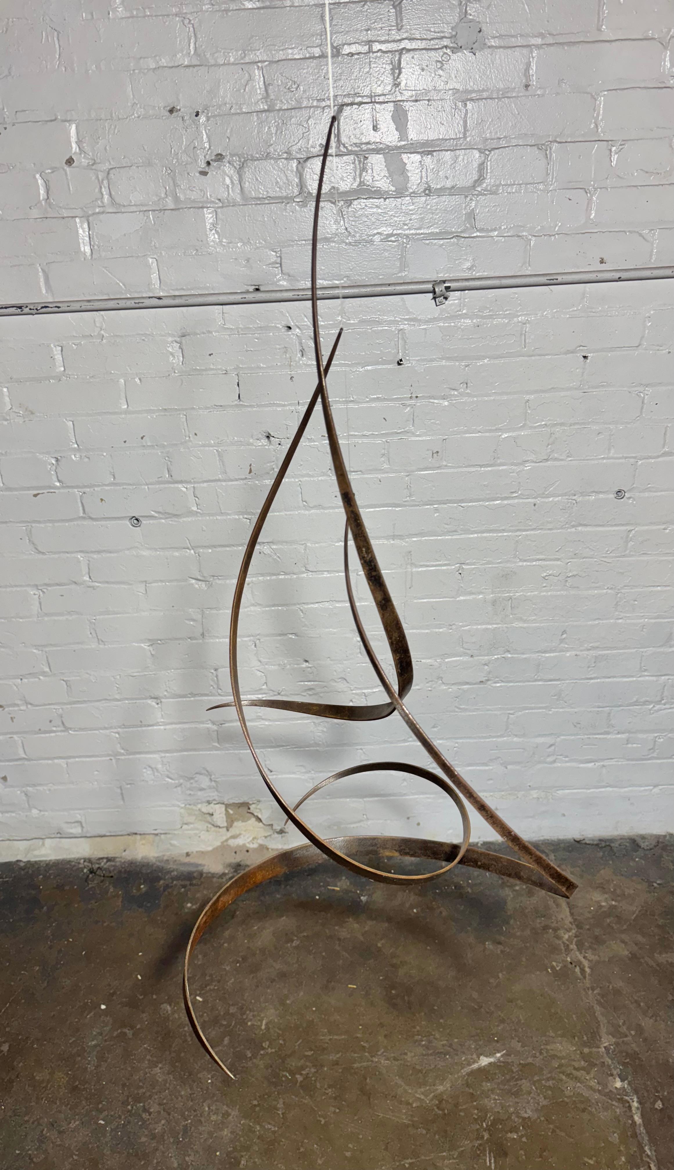 Merveilleuse sculpture cinétique stabile / mobile en acier à triple spirale de Sam Ogden, composée de trois pièces d'acier martelé et sculpté,... Conserve sa patine d'origine, sa finition... oxydée, je ne l'ai PAS nettoyée ni polie.   (VOIR LA