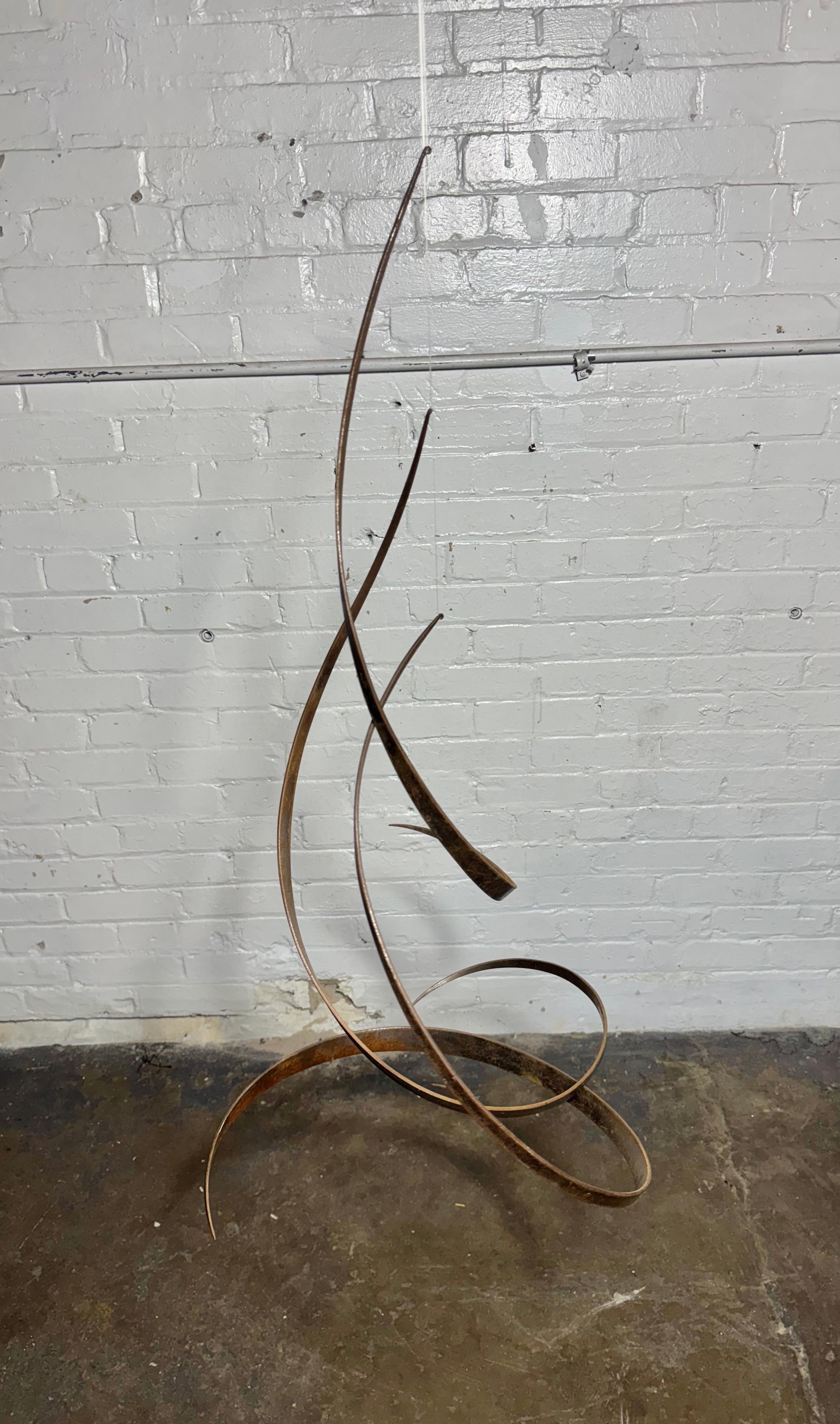 Mid-Century Modern Merveilleuse sculpture cinétique stabile / mobile en acier à triple spirale de Sam Ogden en vente