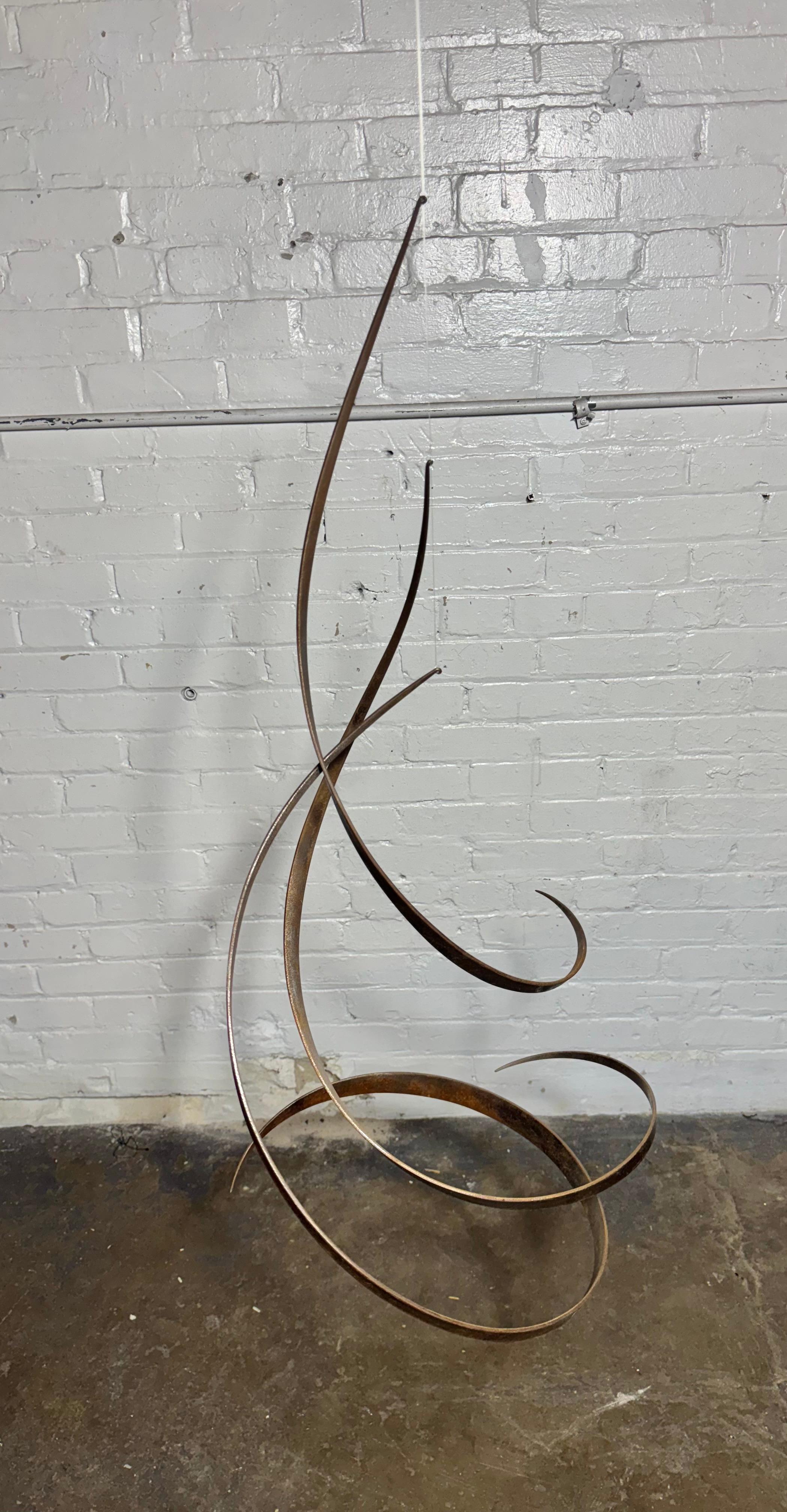 Américain Merveilleuse sculpture cinétique stabile / mobile en acier à triple spirale de Sam Ogden en vente