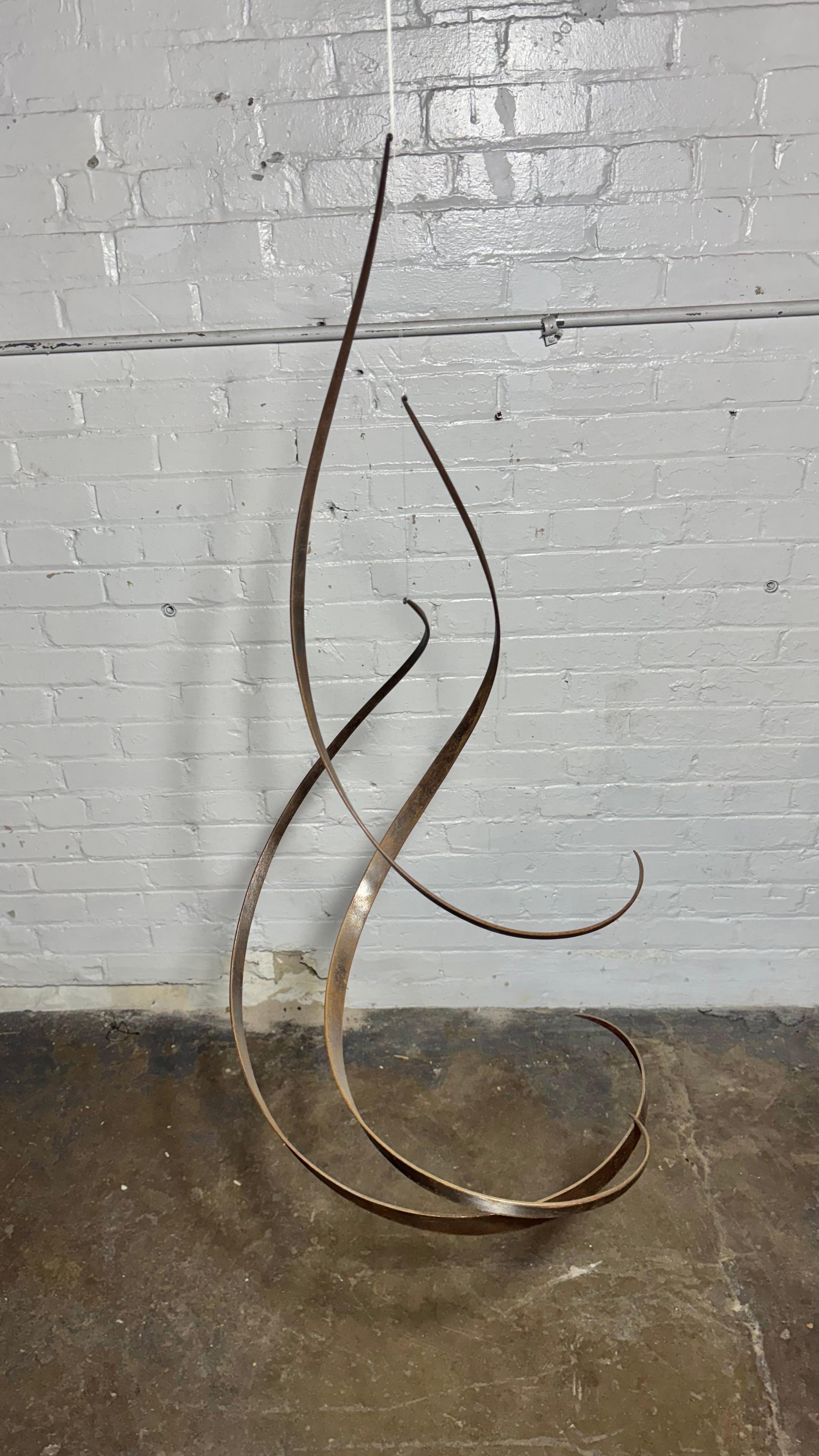 Fait main Merveilleuse sculpture cinétique stabile / mobile en acier à triple spirale de Sam Ogden en vente