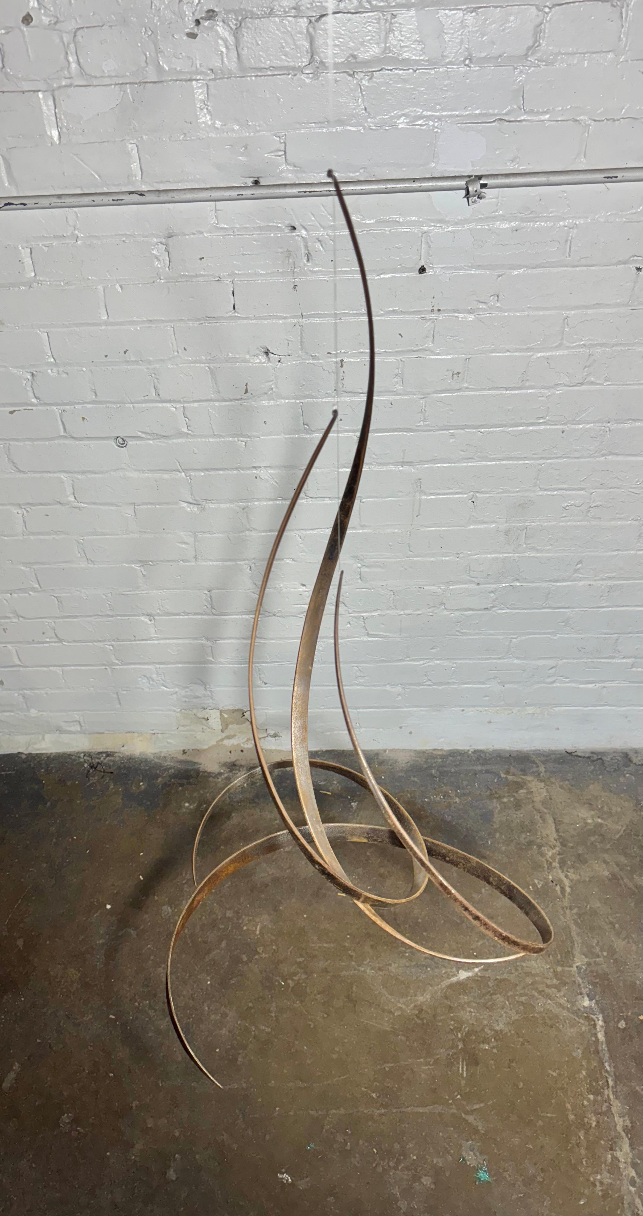 Merveilleuse sculpture cinétique stabile / mobile en acier à triple spirale de Sam Ogden Abîmé - En vente à Buffalo, NY