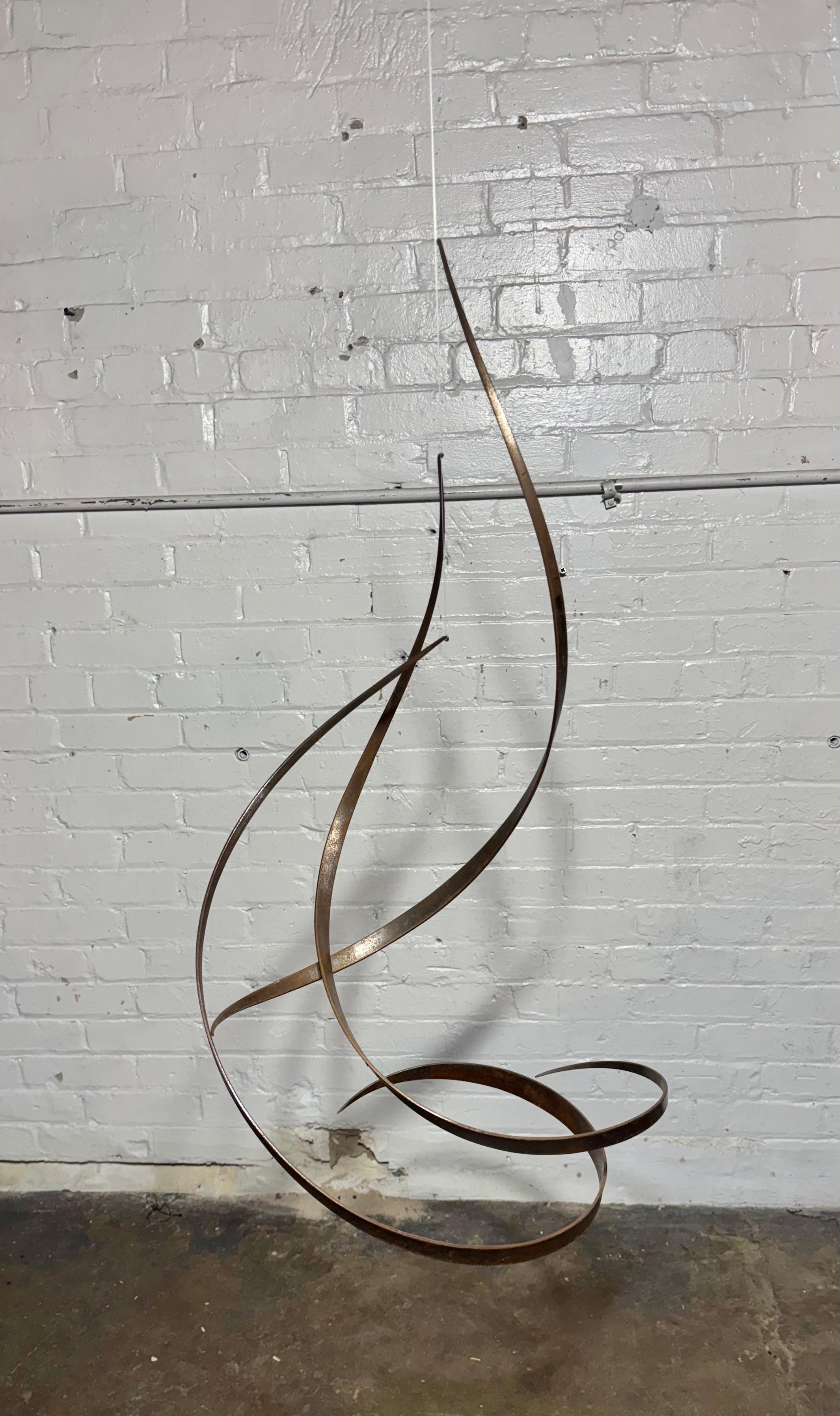 Milieu du XXe siècle Merveilleuse sculpture cinétique stabile / mobile en acier à triple spirale de Sam Ogden en vente