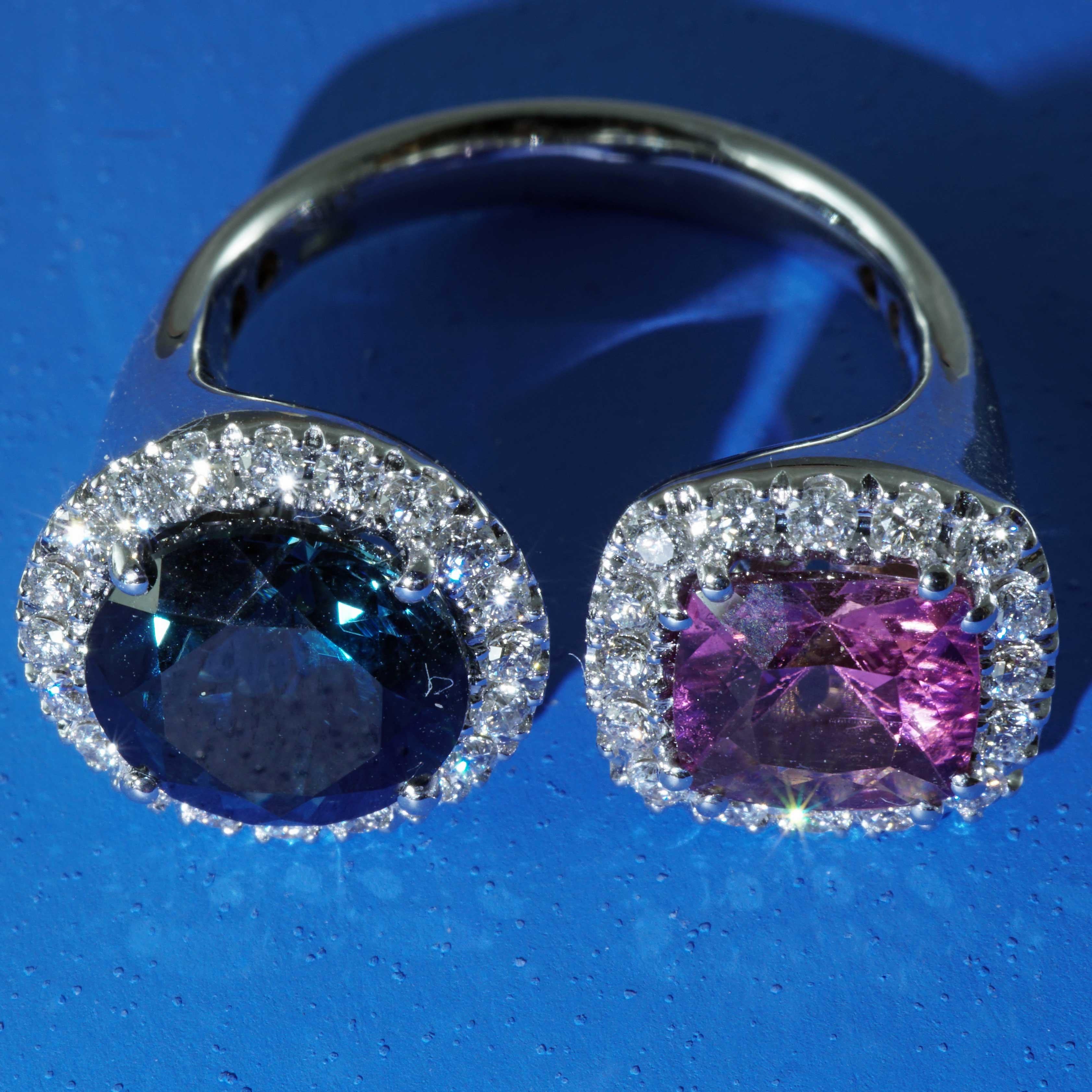 un meraviglioso anello gemello con due estremità collegate apertamente, realizzato in una fabbrica orafa tradizionale di Valenza/Italia, un topazio blu rotondo sfaccettato nel ricercato colore London Blue, ca. 3,38 ct, AAA+, ca. 9 mm, una tormalina