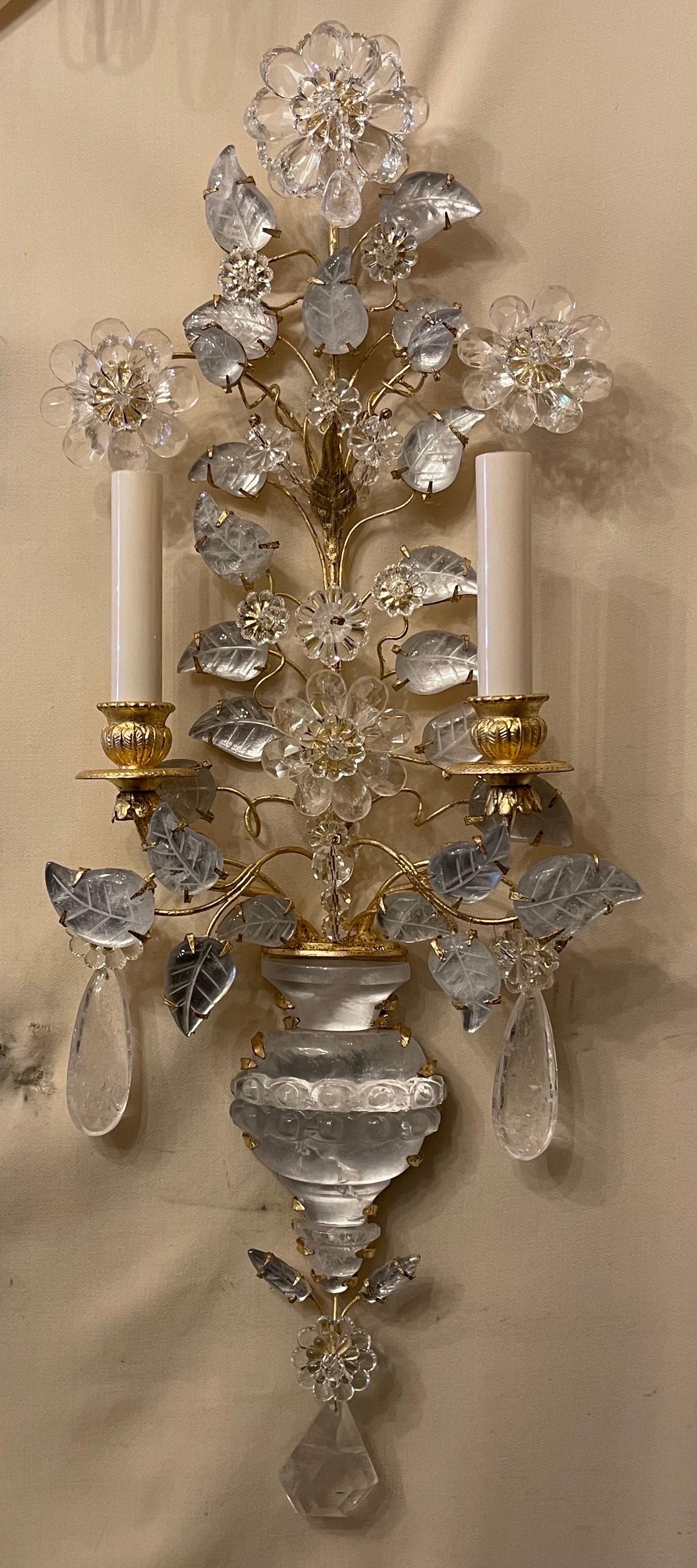 Una meravigliosa coppia di appliques in cristallo di rocca Baguès in stile urna e fiore vendute da nestle NYC
Completamente ricablato con nuove prese e cablaggi.
