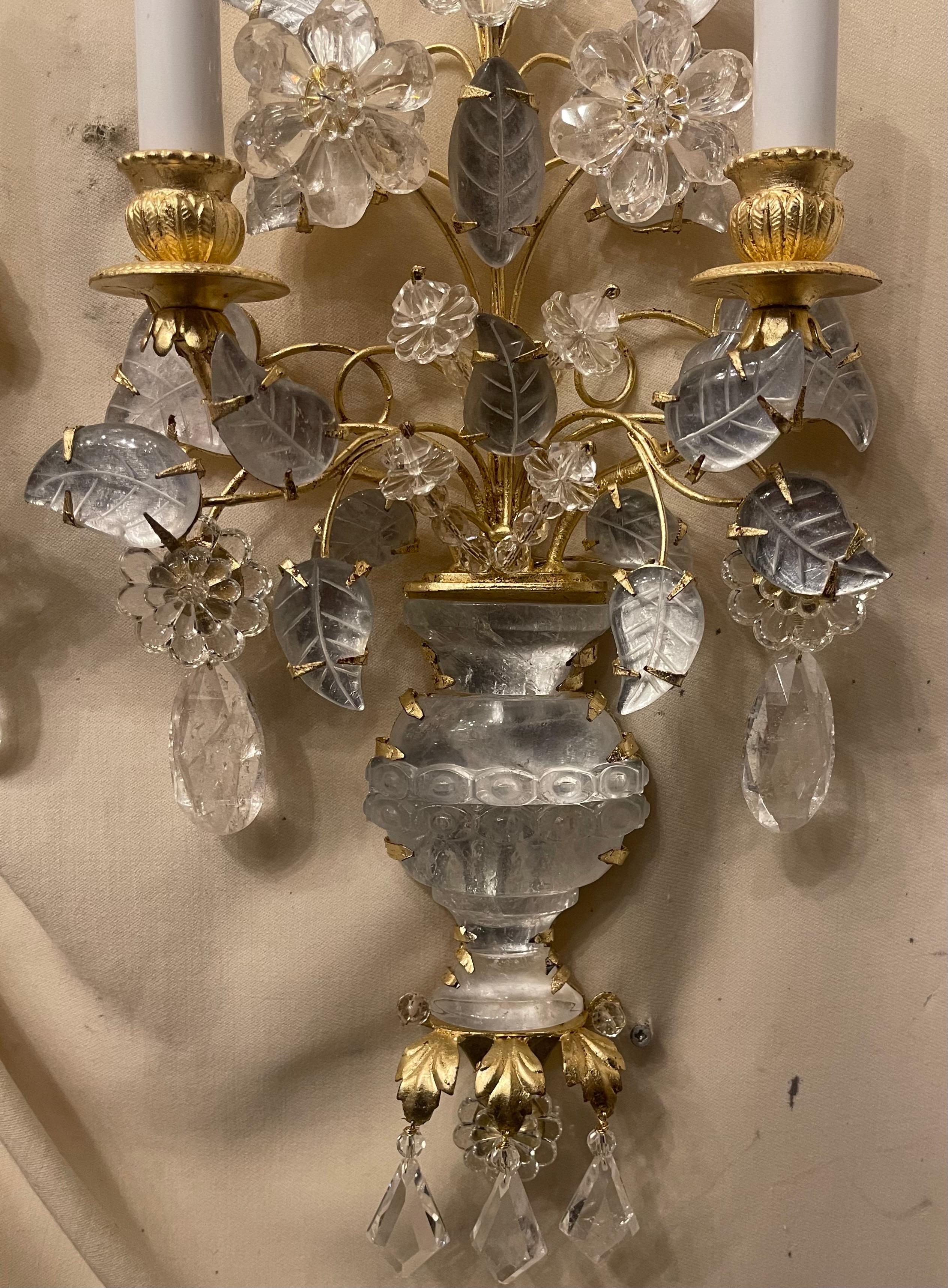Una meravigliosa coppia di appliques in cristallo di rocca Baguès in stile urna e fiore vendute da nestle NYC
Completamente ricablato con nuove prese e cablaggi.
