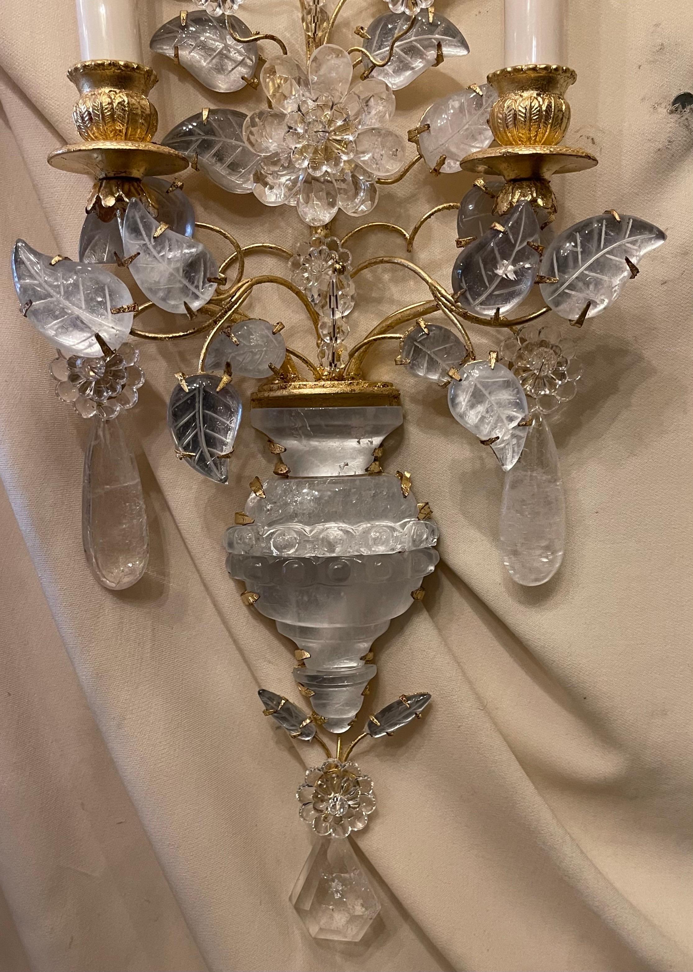 Belle Époque Meravigliose due coppie di scintille italiane in cristallo di rocca Baguès a forma di urna con fiori dorati a nido d'ape in vendita