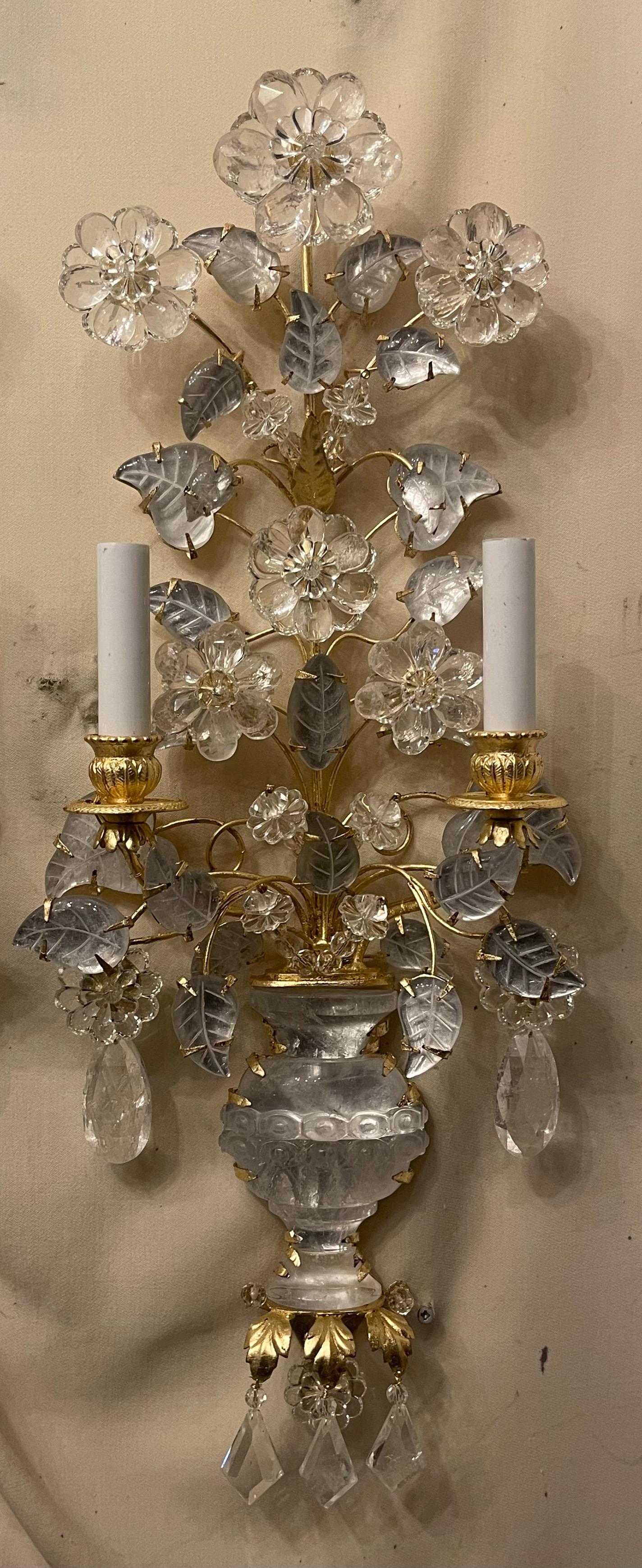 Belle Époque Meravigliose due coppie di scintille italiane in cristallo di rocca Baguès a forma di urna con fiori dorati a nido d'ape in vendita