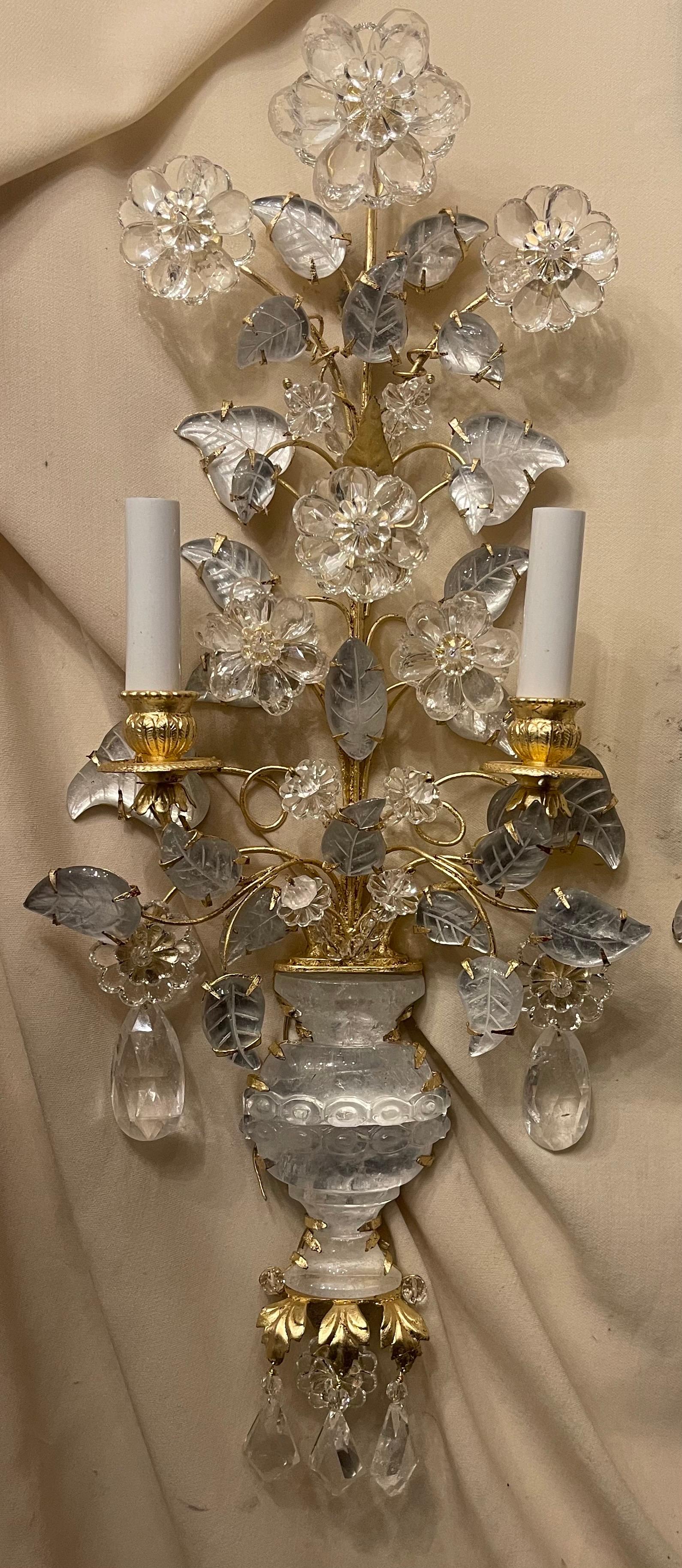 Dorato Meravigliose due coppie di scintille italiane in cristallo di rocca Baguès a forma di urna con fiori dorati a nido d'ape in vendita
