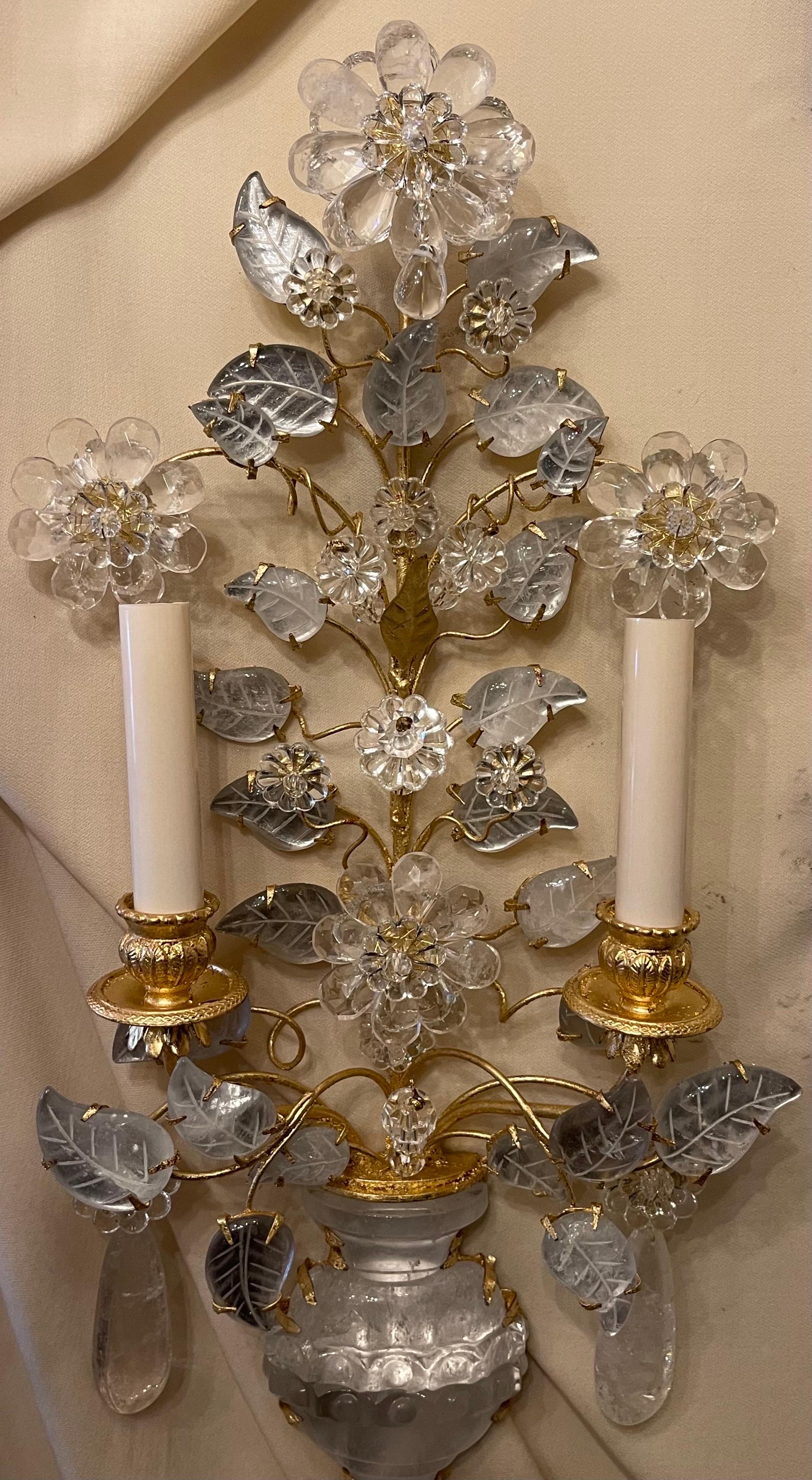 Meravigliose due coppie di scintille italiane in cristallo di rocca Baguès a forma di urna con fiori dorati a nido d'ape In condizioni buone in vendita a Roslyn, NY