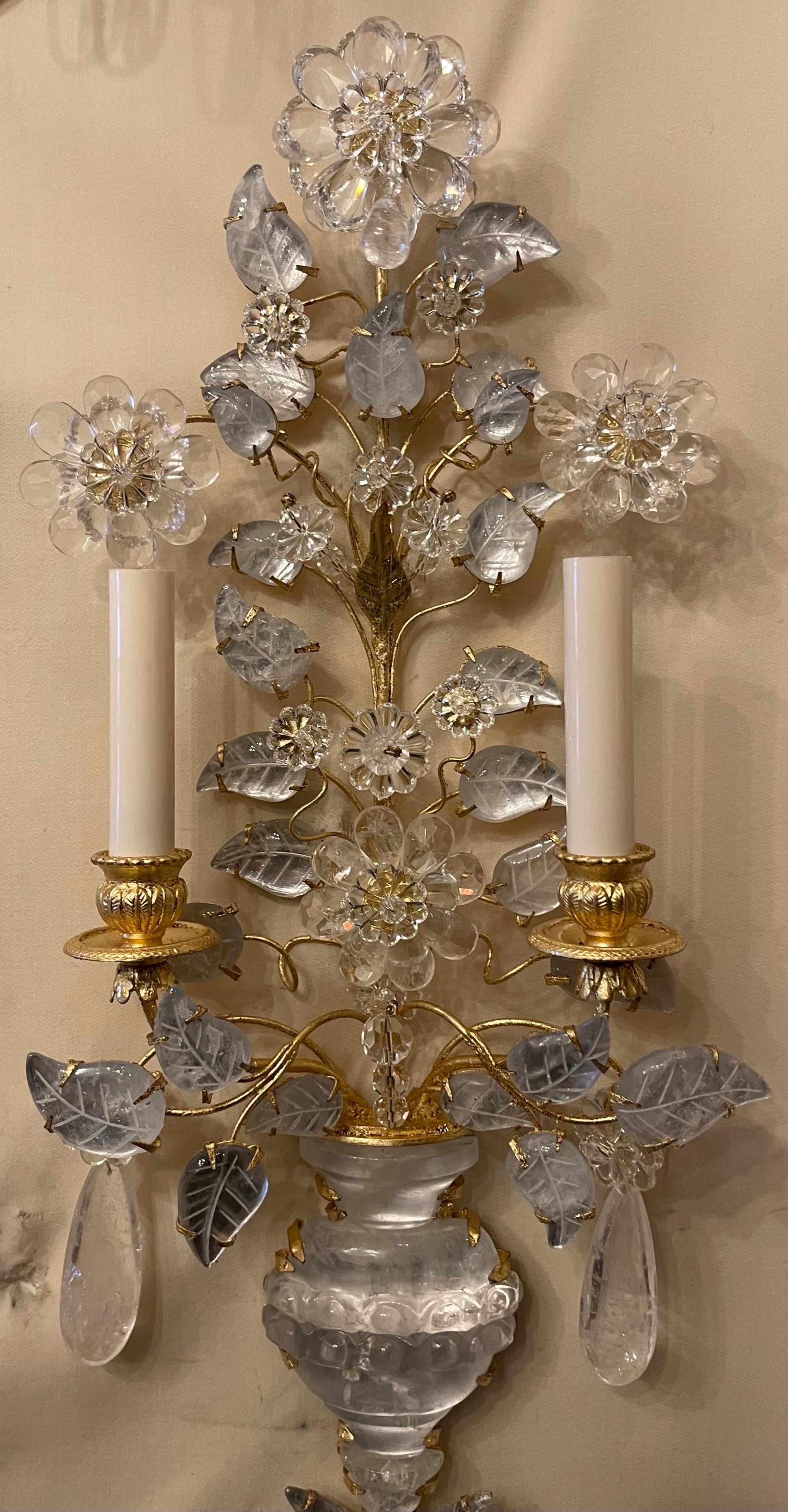 XX secolo Meravigliose due coppie di scintille italiane in cristallo di rocca Baguès a forma di urna con fiori dorati a nido d'ape in vendita