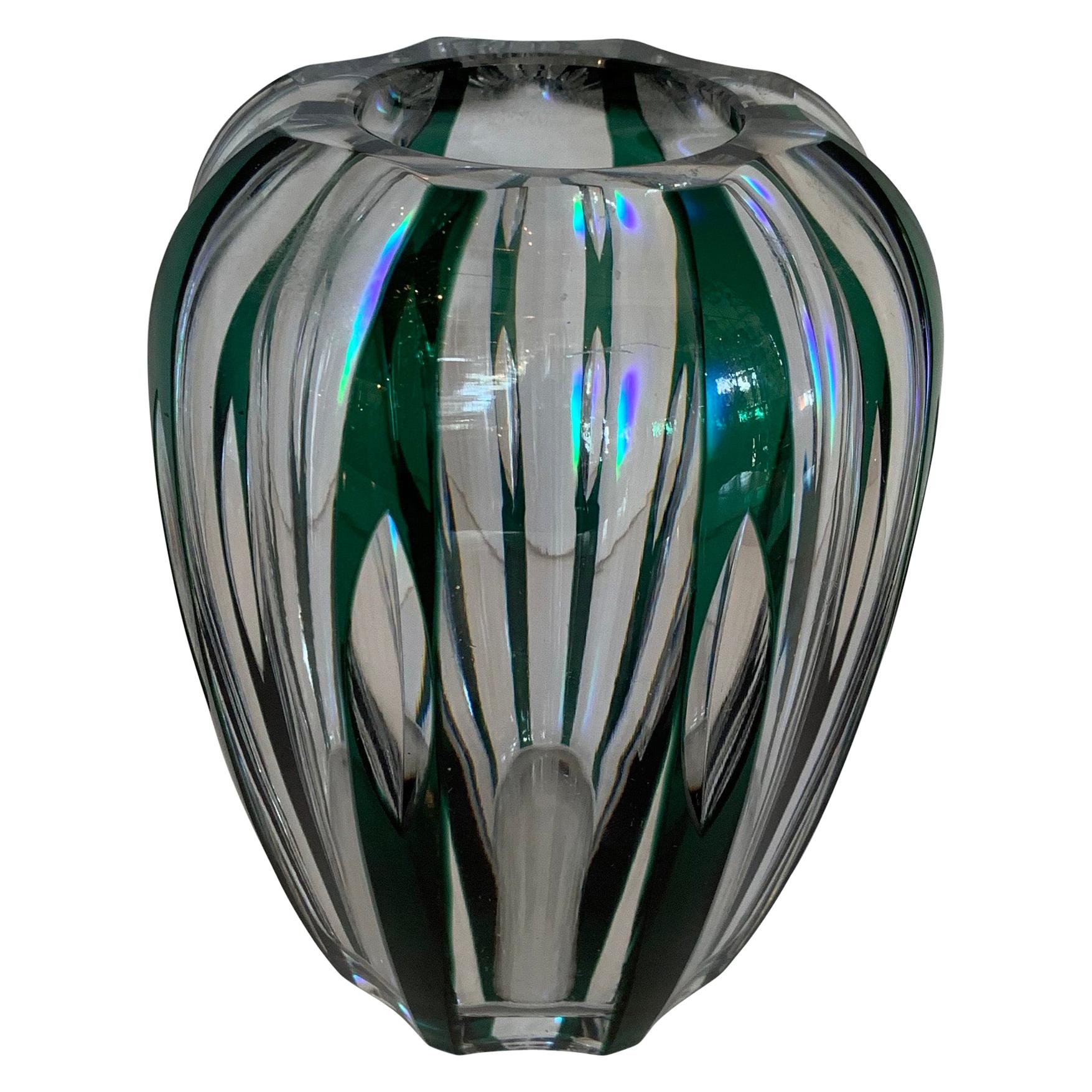 Magnifique vase à bourgeons en cristal Val Saint Lambert vert émeraude taillé en transparence