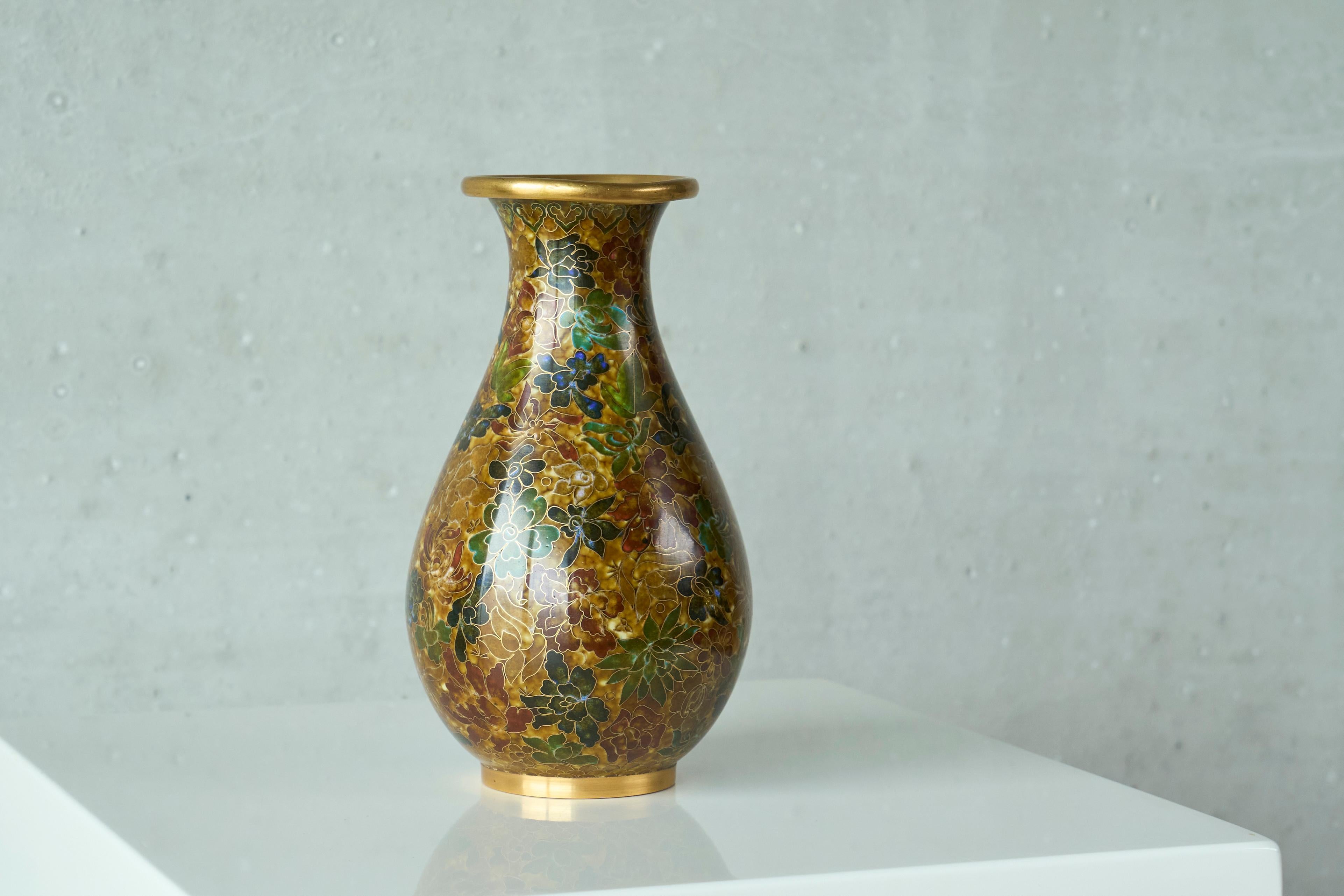 Merveilleux vase cloisonné du début du 20e siècle.

Magnifique vase du début du 20e siècle en émail cloisonné sur métal. Merveilleux décor floral aux couleurs riches. Magnifique de près et très belle pièce à exposer ou à utiliser comme vase. 

Livré