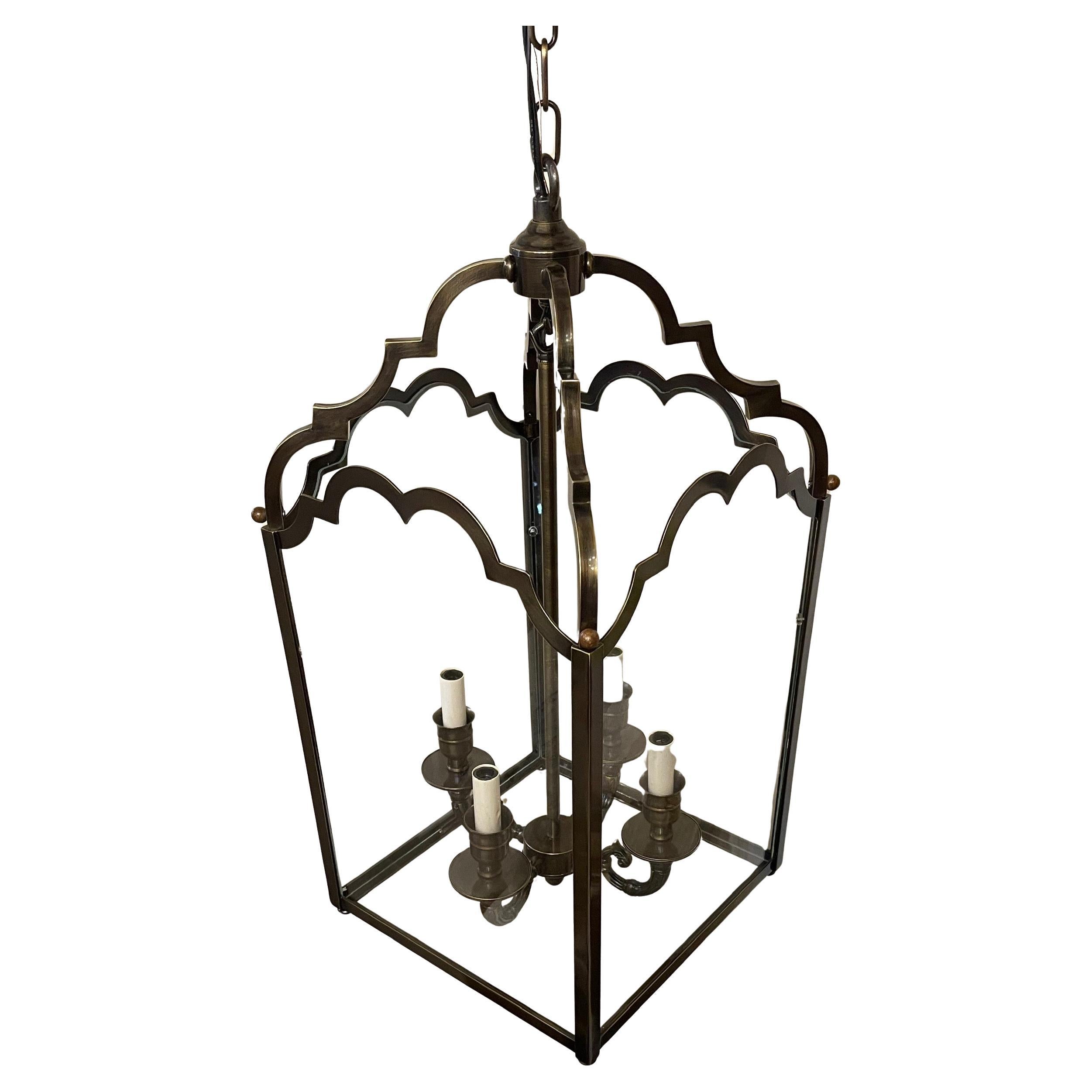 Wunderschöne Vaughan 4 Licht Bronze Glas Regency Hall Große Laterne Leuchte (Patiniert) im Angebot