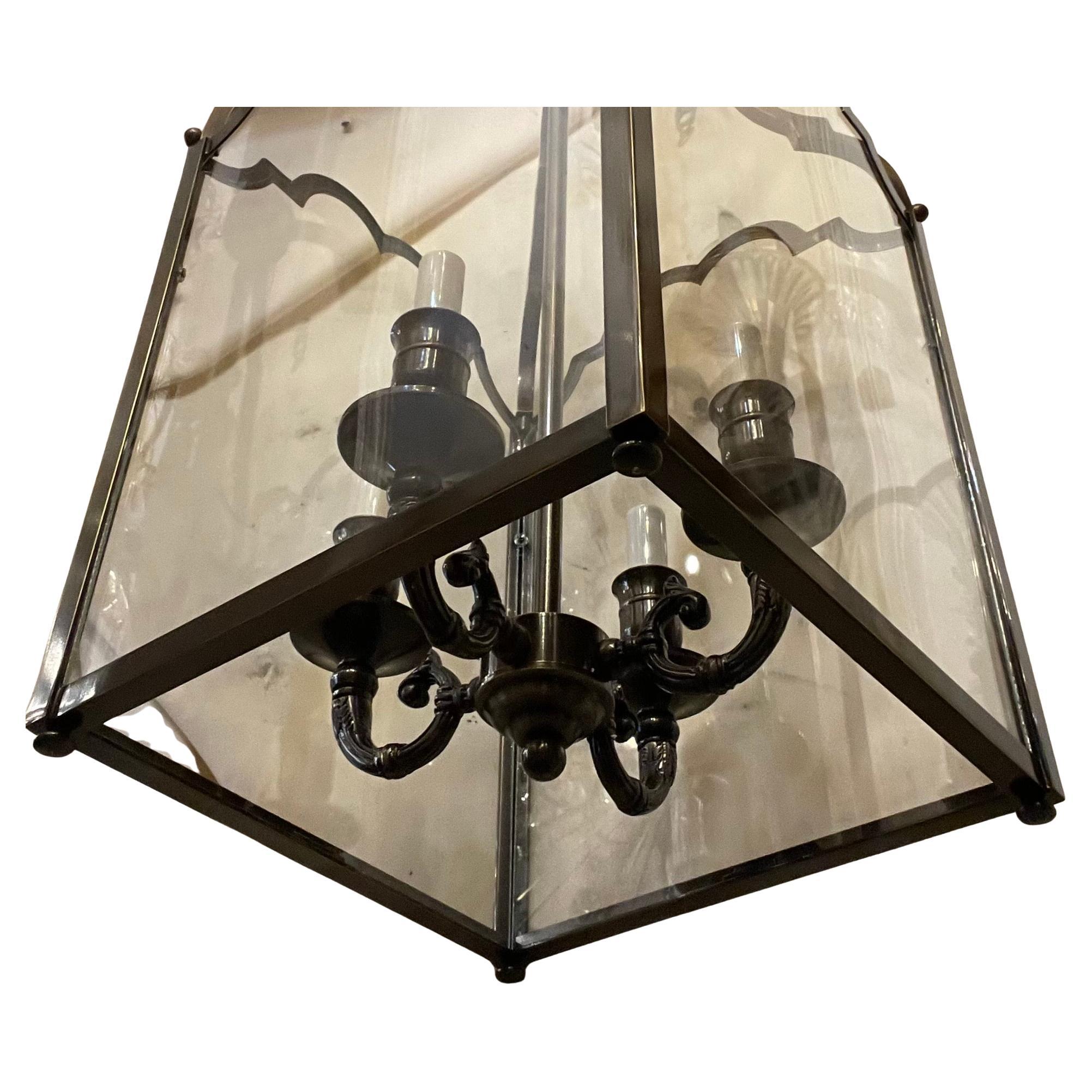 Wunderschöne Vaughan 4 Licht Bronze Glas Regency Hall Große Laterne Leuchte im Zustand „Gut“ im Angebot in Roslyn, NY