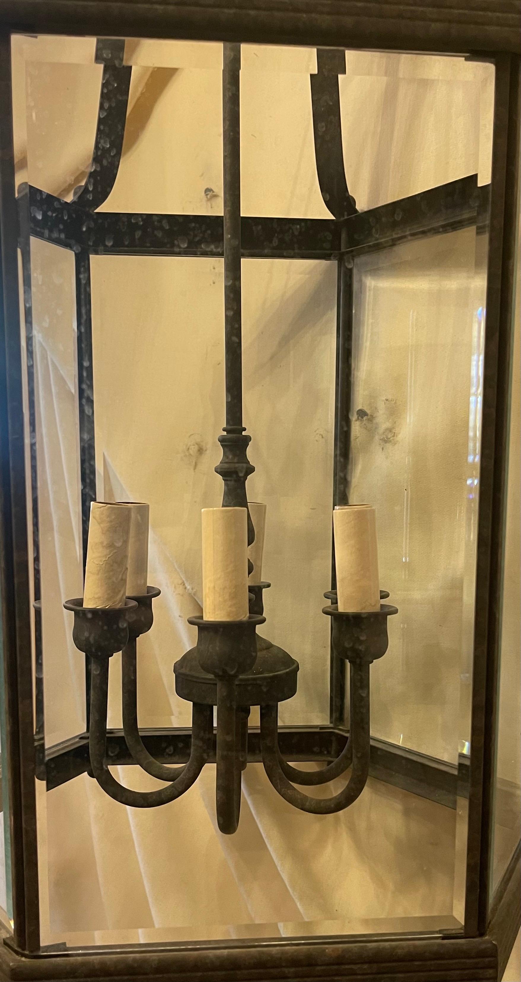 Maravilloso Farol Vaughan 6 Luces Bronce Cristal Regency Hall Grande en Bueno estado para la venta en Roslyn, NY