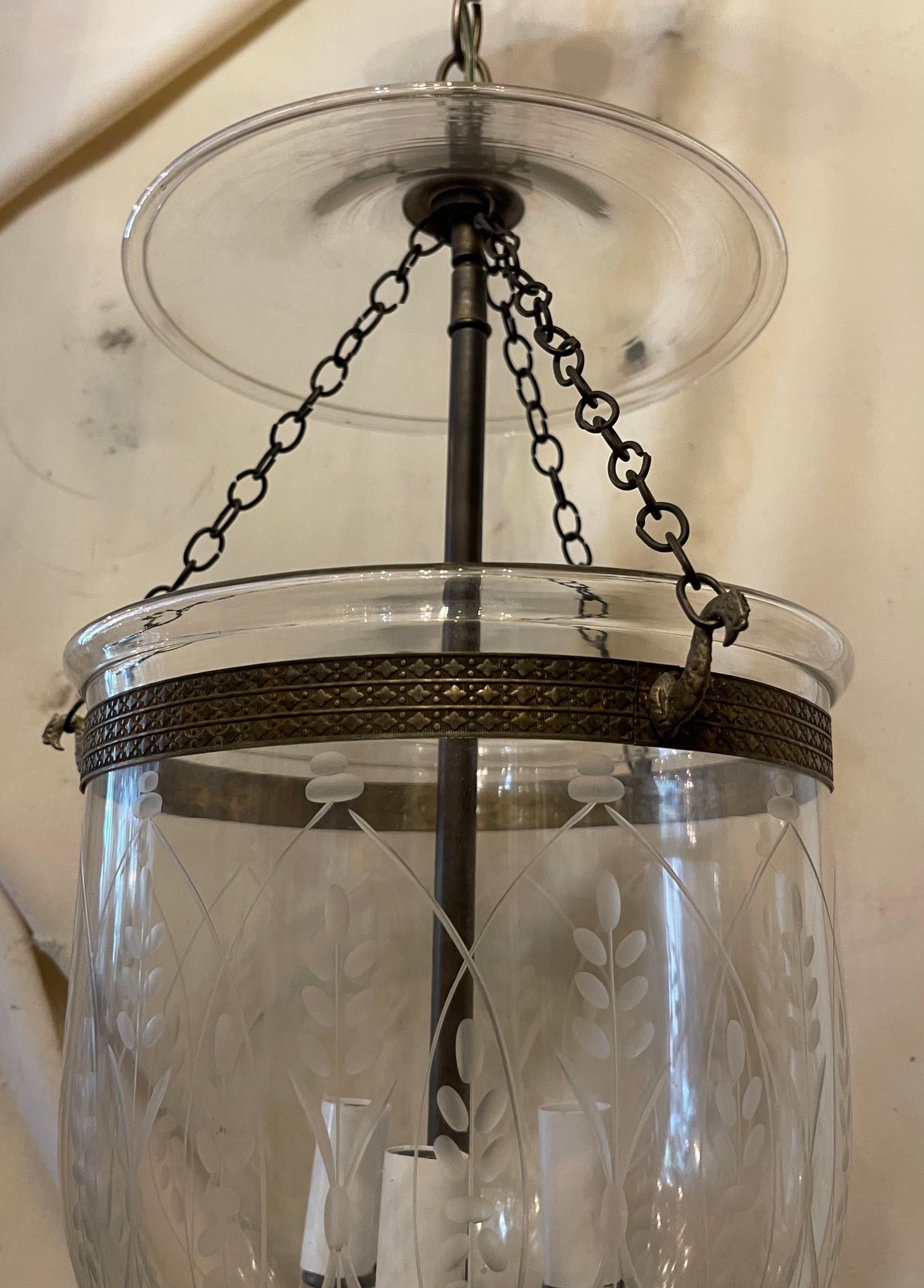 Merveilleuse grande lanterne en forme de cloche en laiton et verre soufflé avec filigrane gravé, avec un plafonnier à 3 candélabres, accompagnée d'une chaîne, d'un baldaquin et de matériel de montage.
