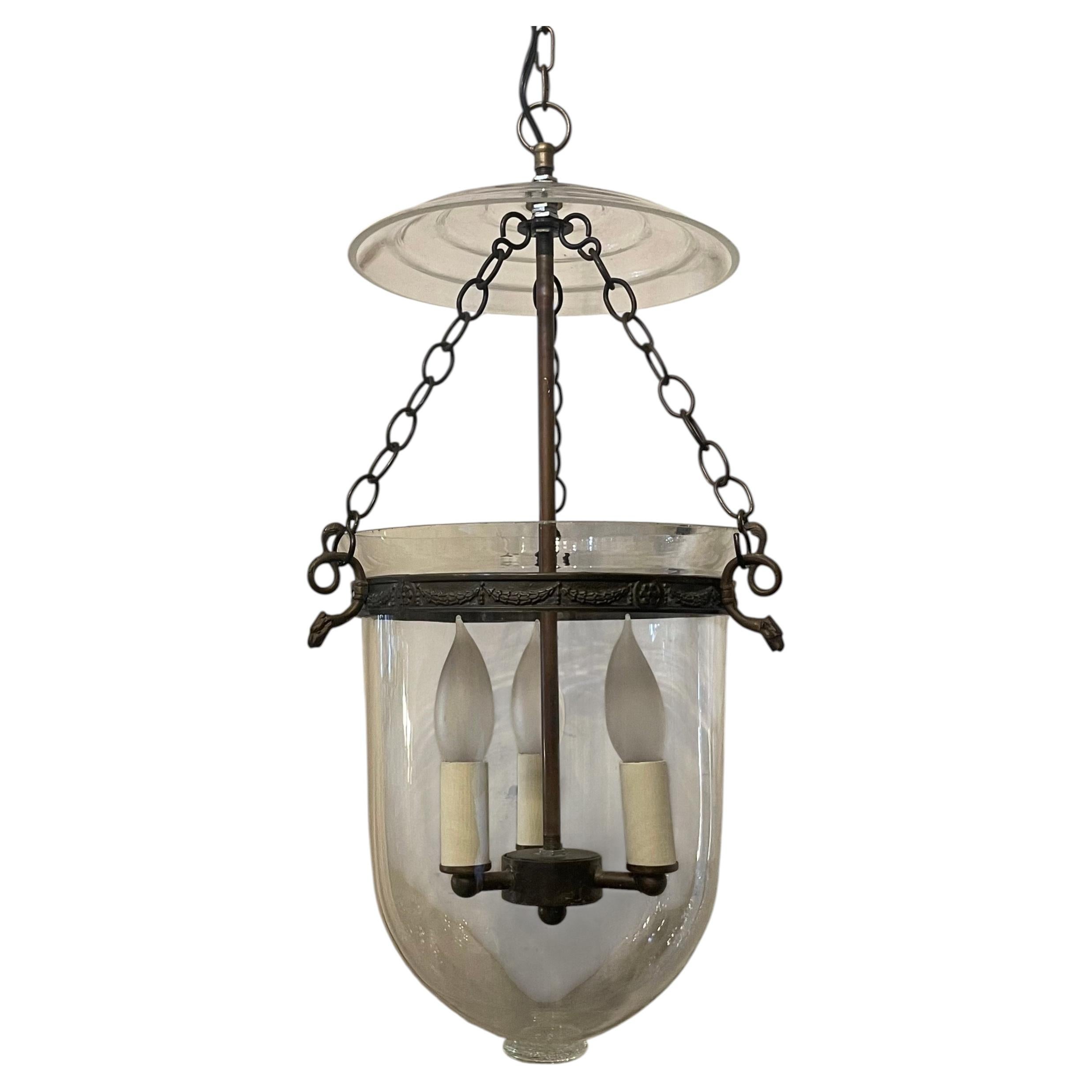 Maravilloso Farol de 3 Luces Vaughan con Guirnalda de Bronce y Campana de Cristal en venta