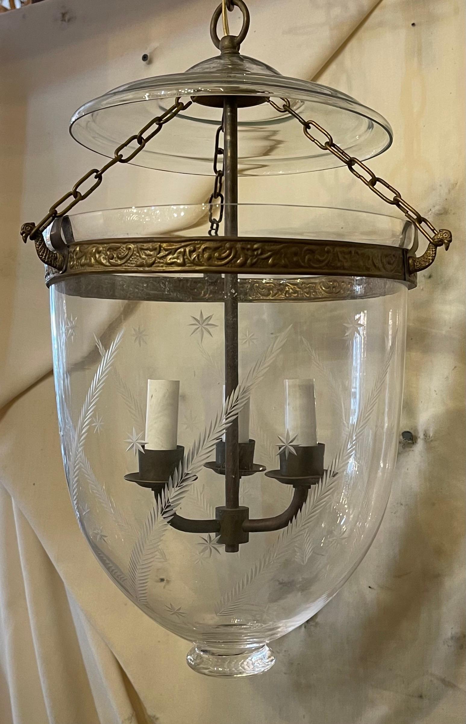 Eine wunderbare Vaughan Designs Bronze / Messing & mundgeblasenem Glas mit geätzten Sternen & Weizen Bell Jar Laterne mit einem 3 Kandelaber Licht Cluster Deckenleuchte, begleitet von Kette, Baldachin und Montage Hardware.