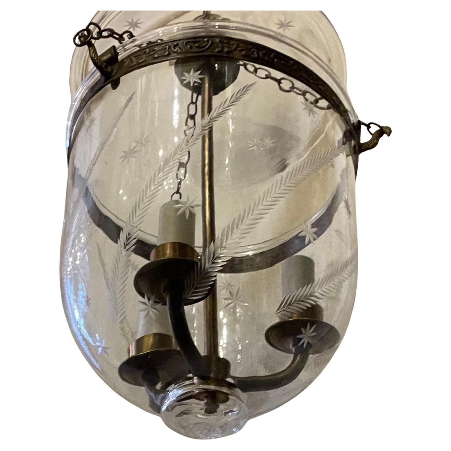 Una meravigliosa lanterna a campana in bronzo/ottone e vetro soffiato con stelle incise e grano, con 3 candelabri a grappolo, accompagnata da catena, baldacchino e bulloneria di montaggio.