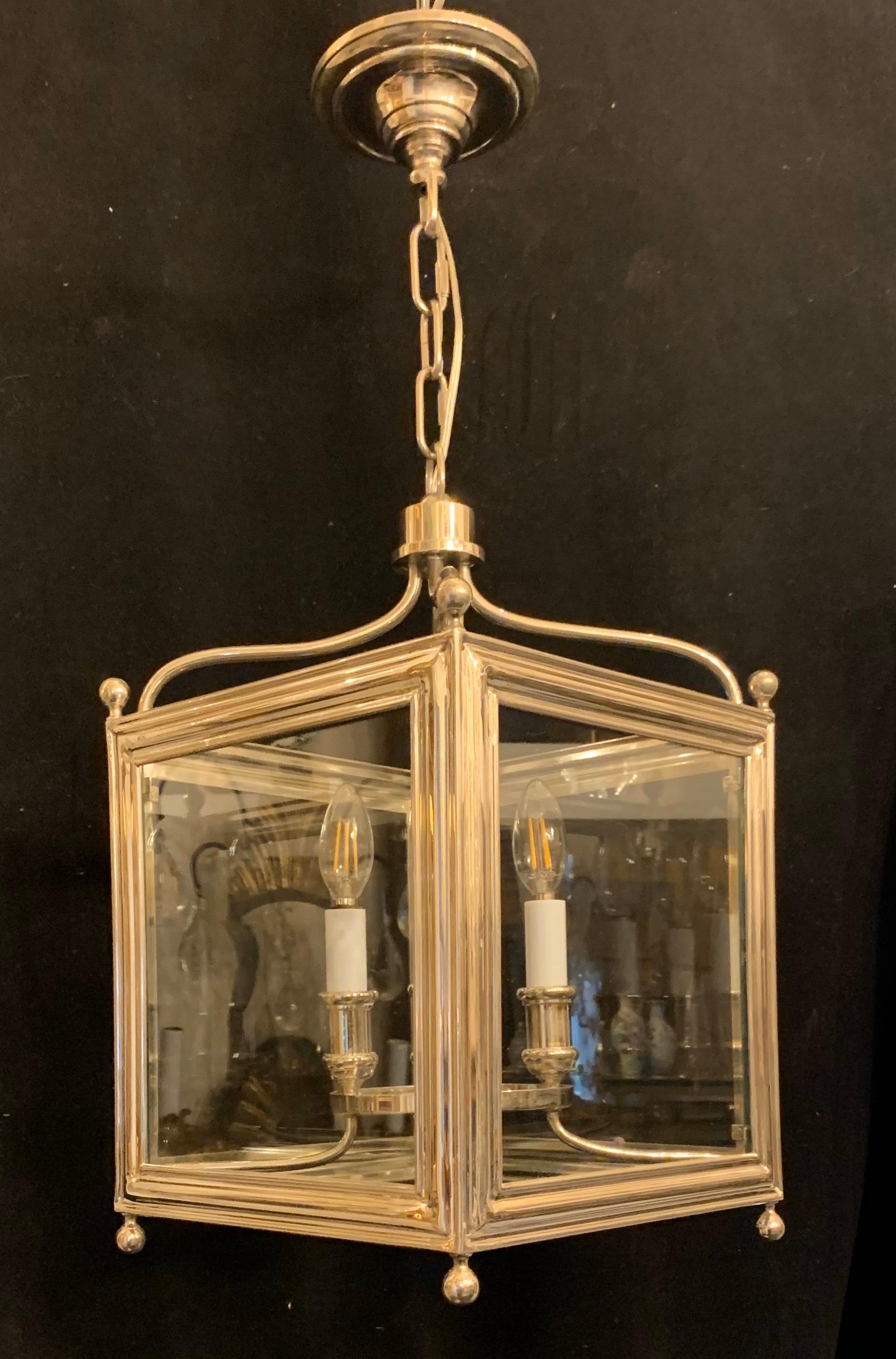 Wunderschöne Vaughan Designs Regency Square Poliertes Nickel Glas Laterne Leuchte (20. Jahrhundert) im Angebot
