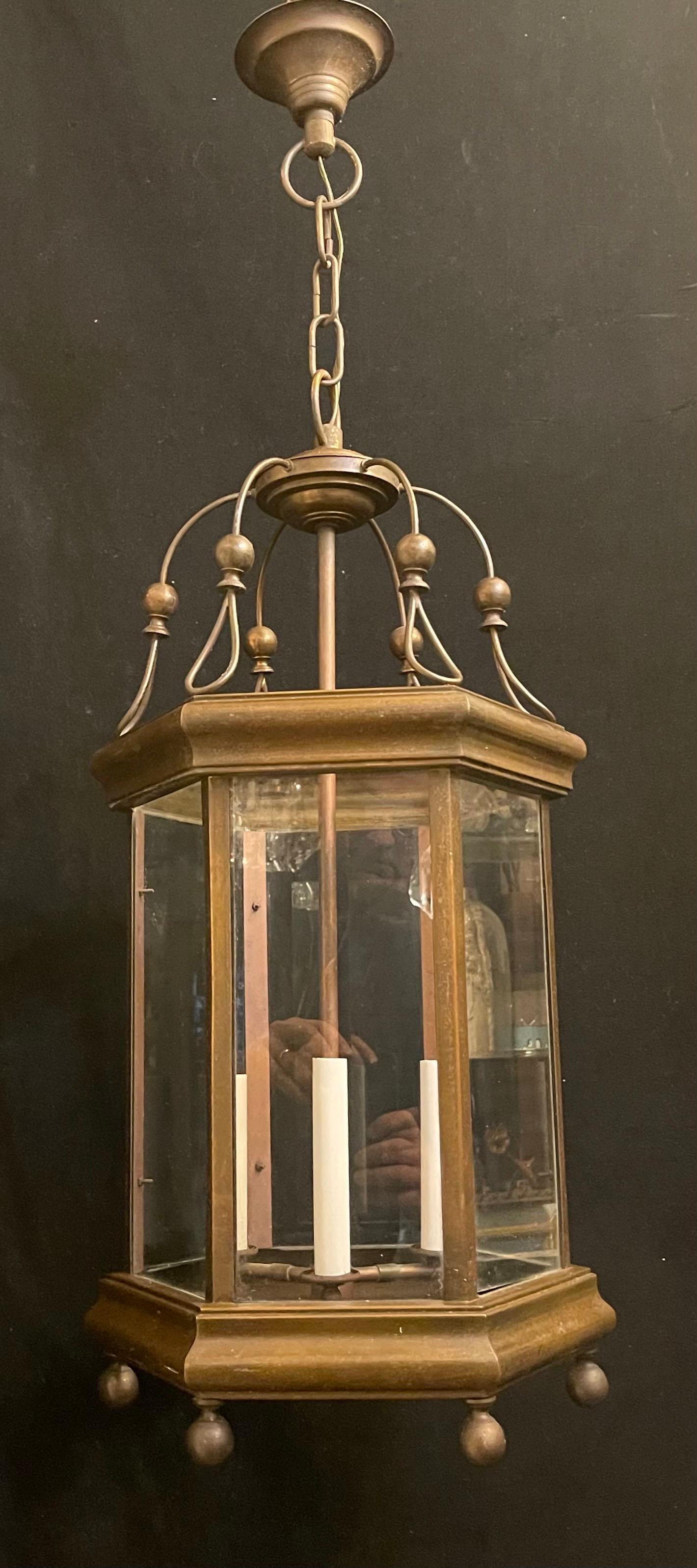 Merveilleuse lanterne de style Vaughan Designs en laiton doré avec panneaux de verre, de forme hexagonale et de style Régence anglaise, équipée de 3 douilles candélabres, prête à être installée avec une chaîne et un baldaquin.

