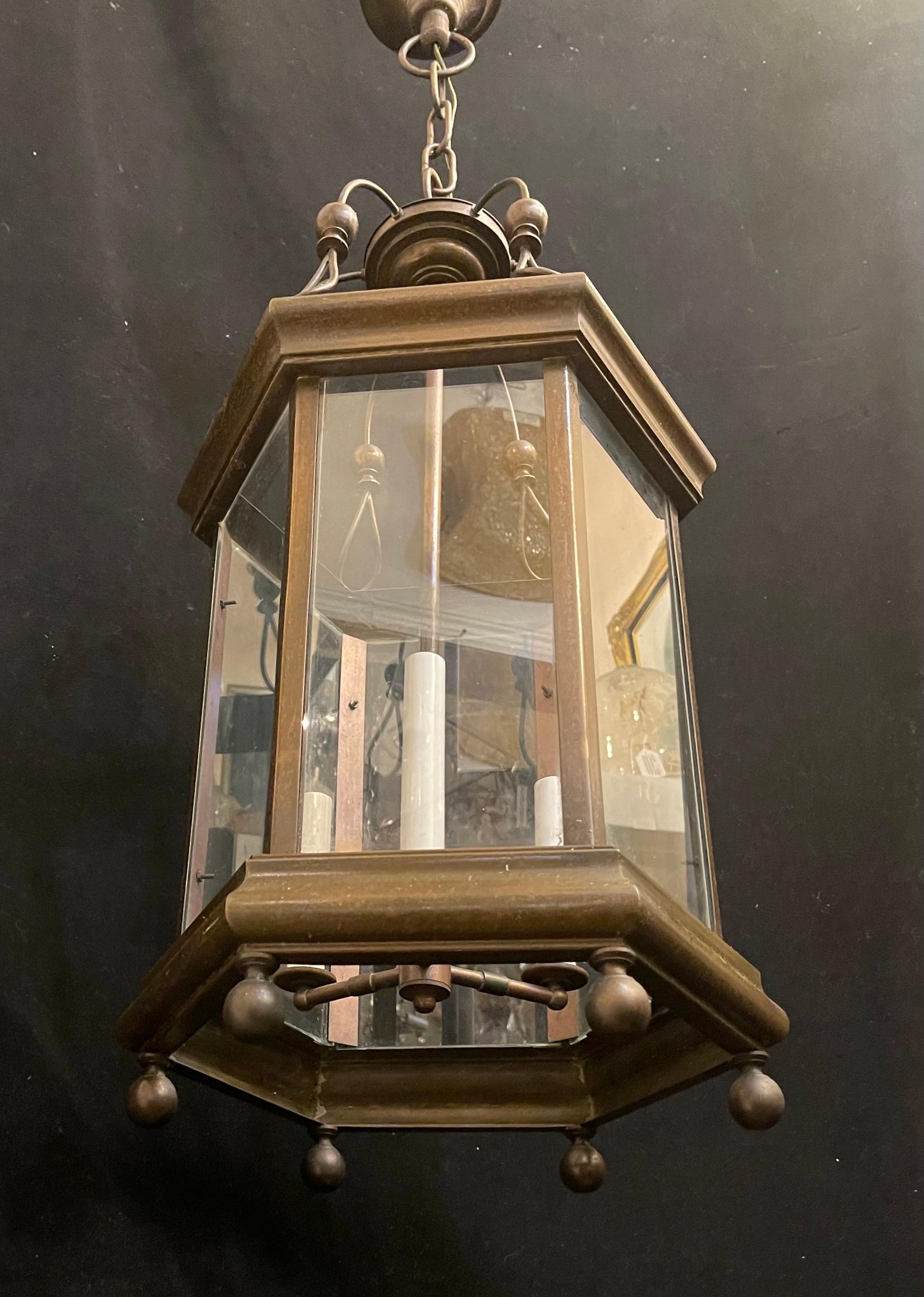 Regency Merveilleuse lanterne Vaughan en laiton doré à panneau de verre Hexagone de style Régence anglaise en vente