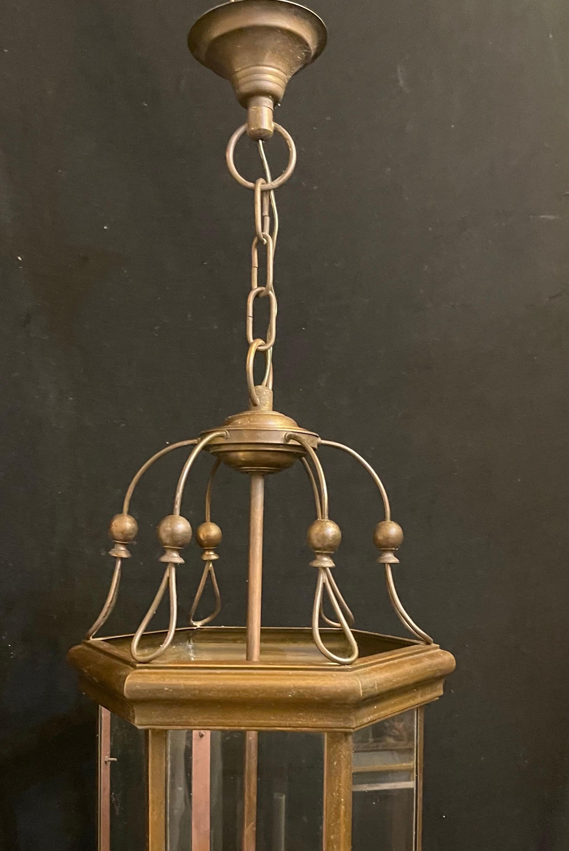 Merveilleuse lanterne Vaughan en laiton doré à panneau de verre Hexagone de style Régence anglaise Bon état - En vente à Roslyn, NY