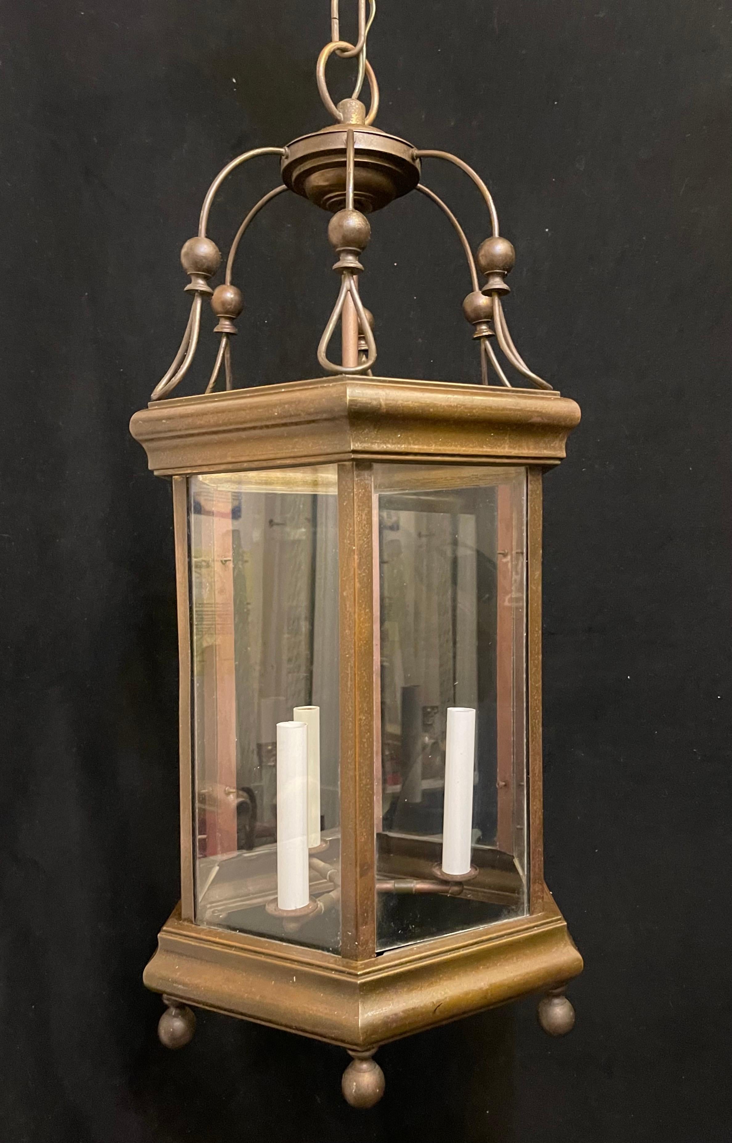 20ième siècle Merveilleuse lanterne Vaughan en laiton doré à panneau de verre Hexagone de style Régence anglaise en vente