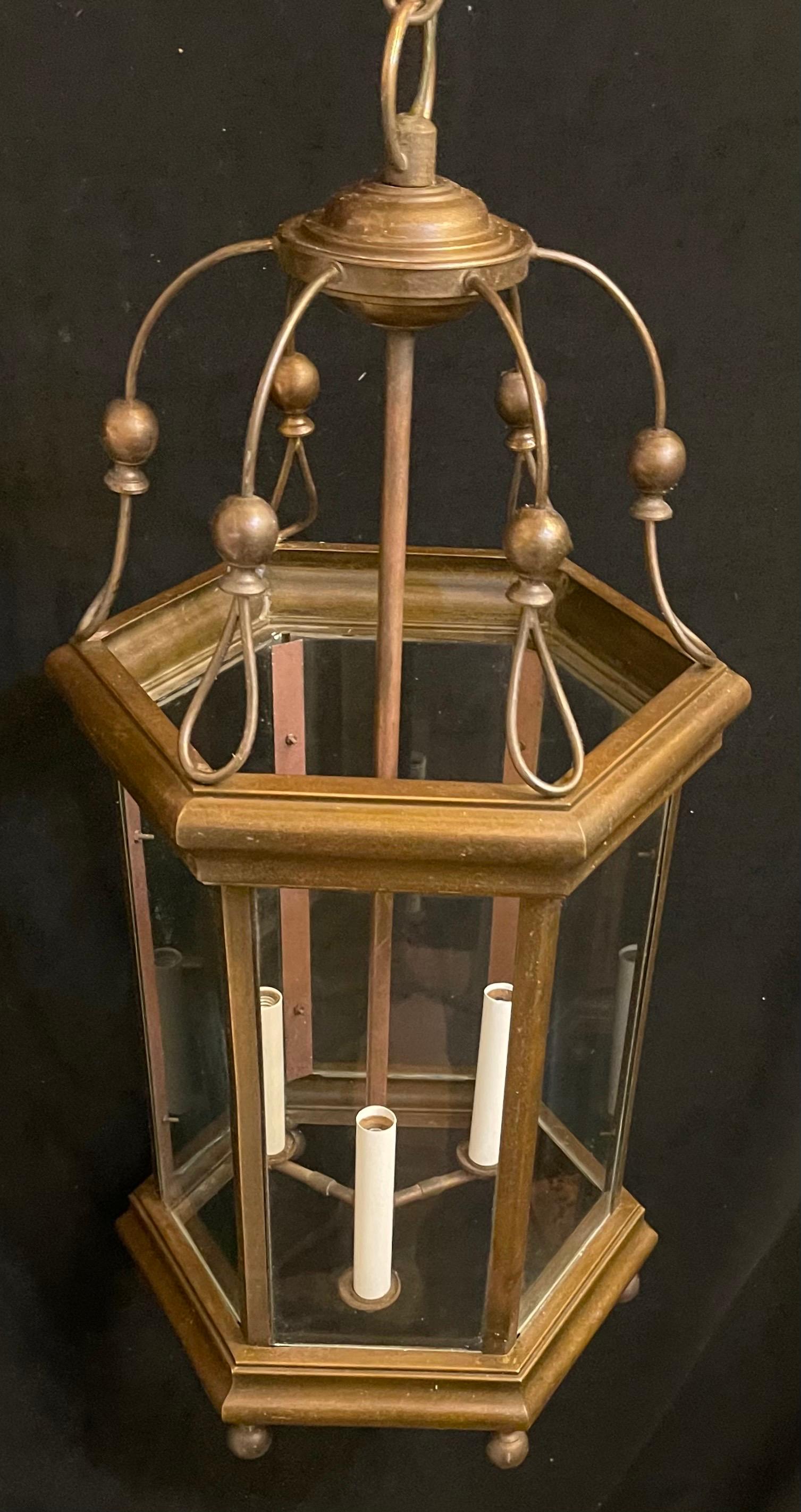 Laiton Merveilleuse lanterne Vaughan en laiton doré à panneau de verre Hexagone de style Régence anglaise en vente