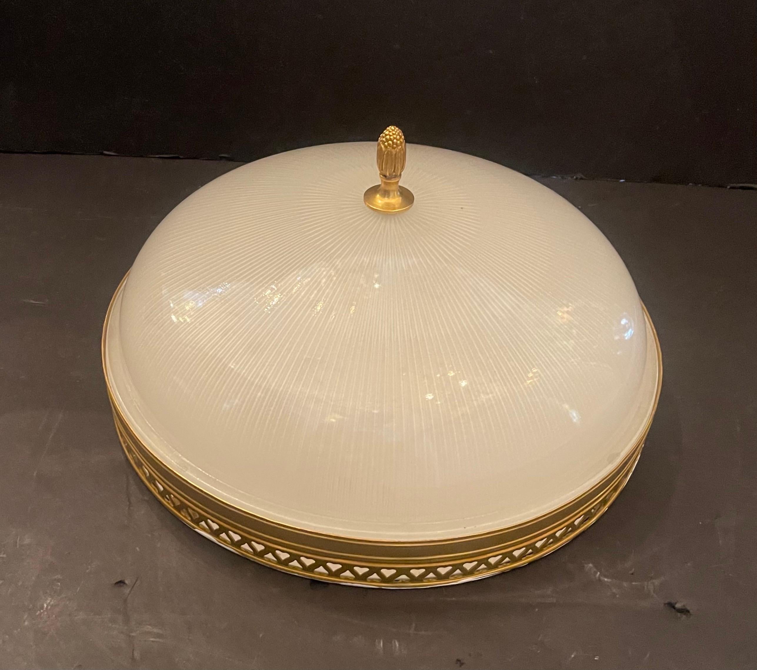 Merveilleux plafonnier de style Vaughan Design/One en bronze doré avec verre gravé en étoile.
