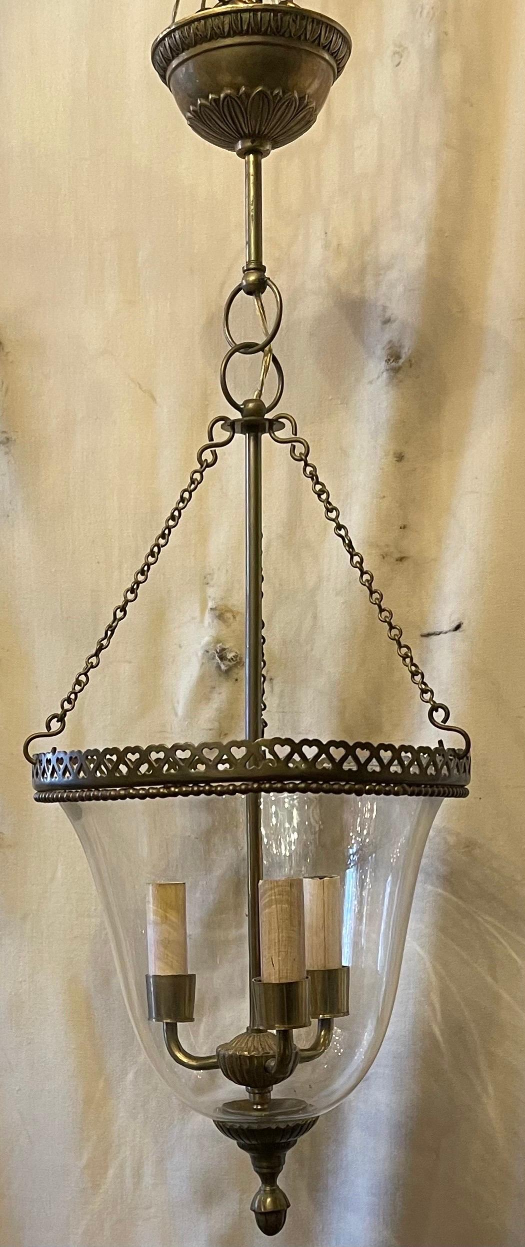 Merveilleuse lanterne néoclassique Vaughan en verre et bronze en forme de cloche Bon état - En vente à Roslyn, NY
