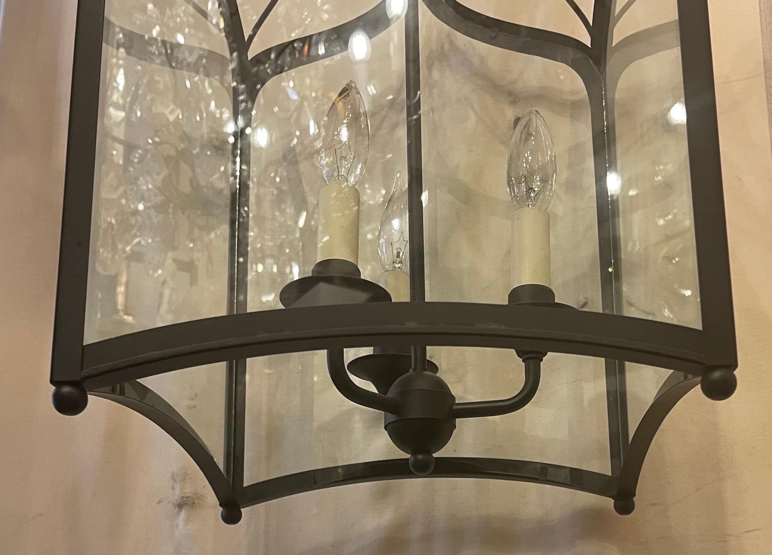 Wunderschöne Vaughan Lighting Regency Quadratische gewölbte schwarze Eisen-Laternenleuchten, 3 Laternen-Leuchten (Glas) im Angebot