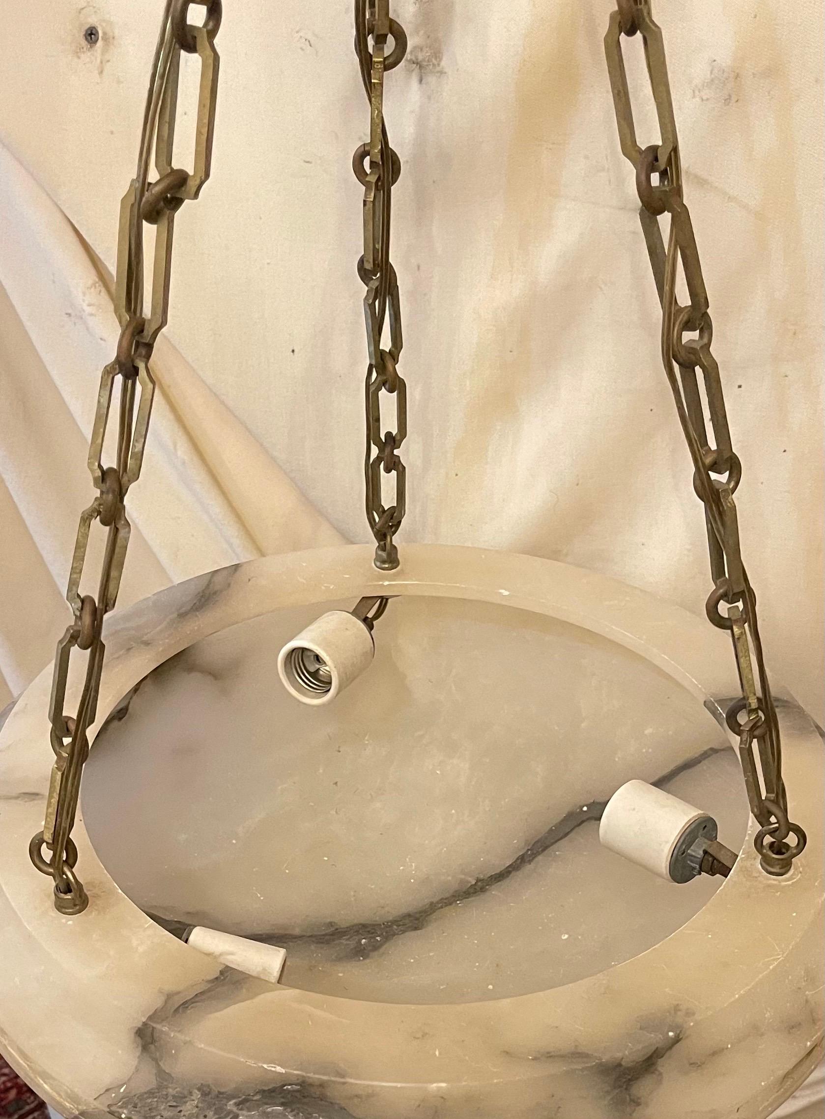 Maravillosa lámpara de araña Vaughan Marble Alabaster Bronze Bowl Art Deco Light Fixture en Bueno estado para la venta en Roslyn, NY