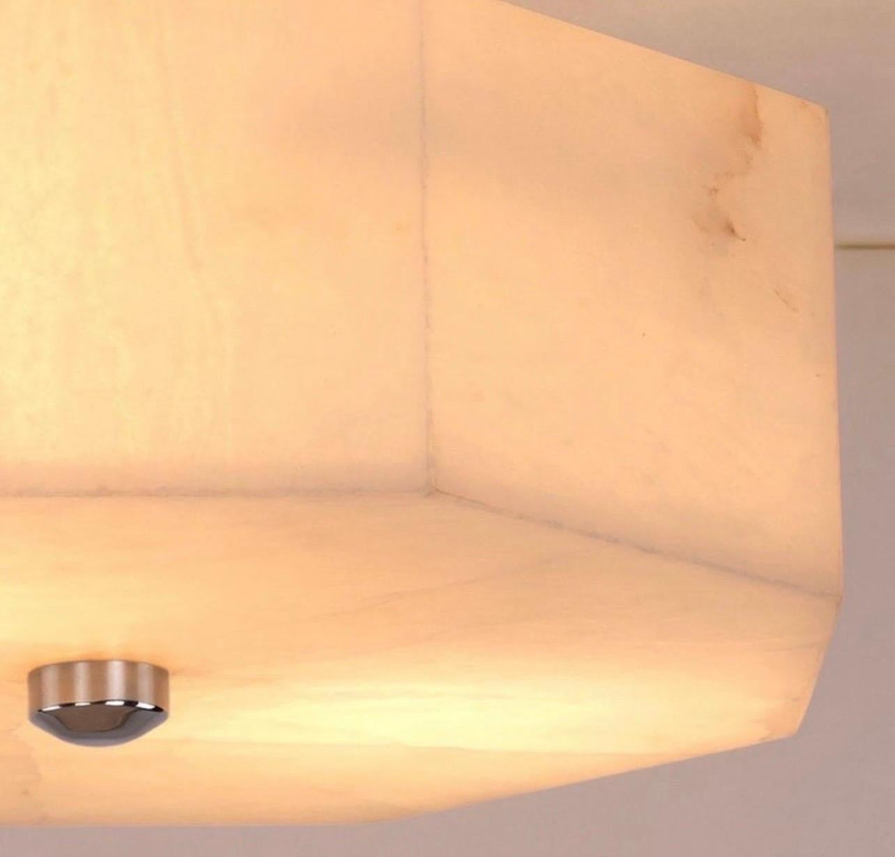 Un magnifique nouveau plafonnier semi-affleurant Vaughan Oakley Alabaster avec nickel poli.

Nous avons 7 nouveaux luminaires disponibles
Chaque pièce est vendue séparément.