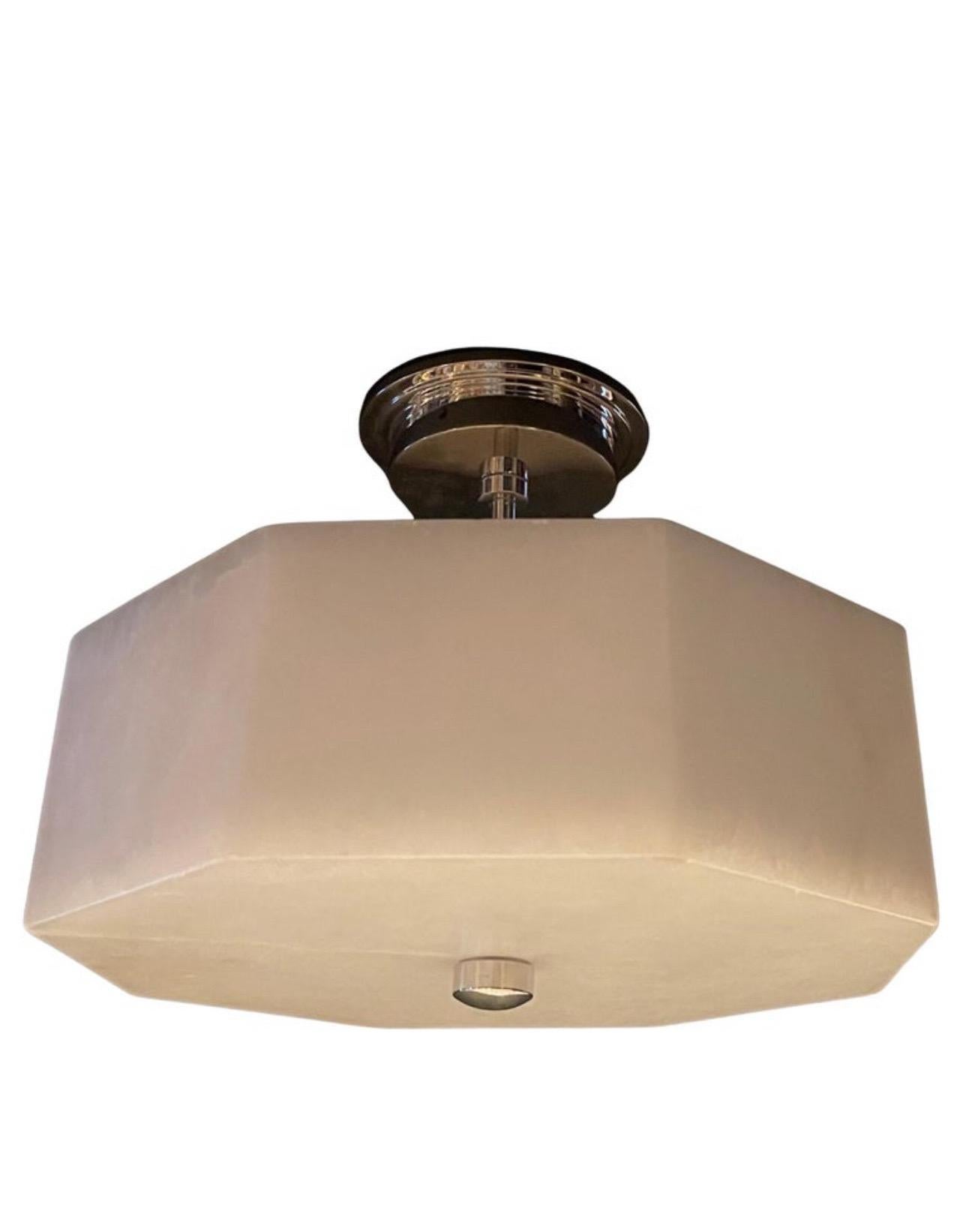 Un merveilleux modèle de plancher Vaughan Oakley Alabaster Semi Flush Ceiling Light Fixture With Polished Nickel (Plafonnier semi-affleurant en nickel poli).

Il s'agissait d'un échantillon de sol, il présente donc une usure mineure et, sur la lèvre