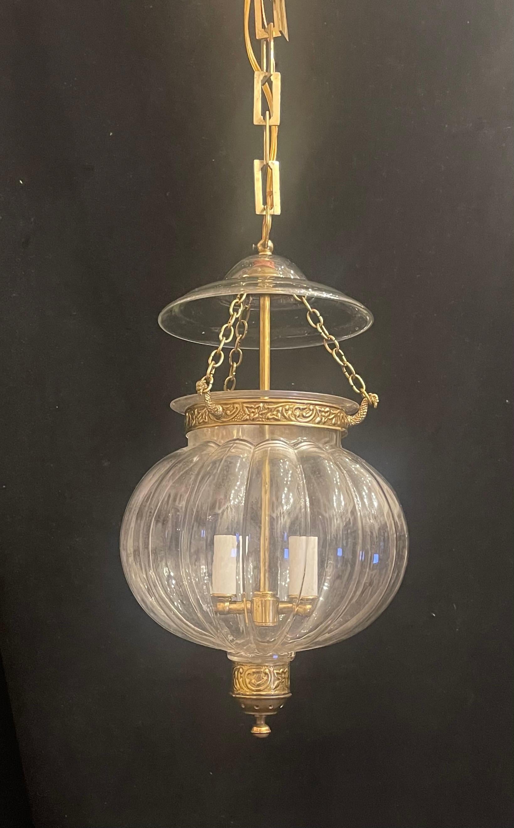 Merveilleuse lanterne en laiton et verre soufflé 