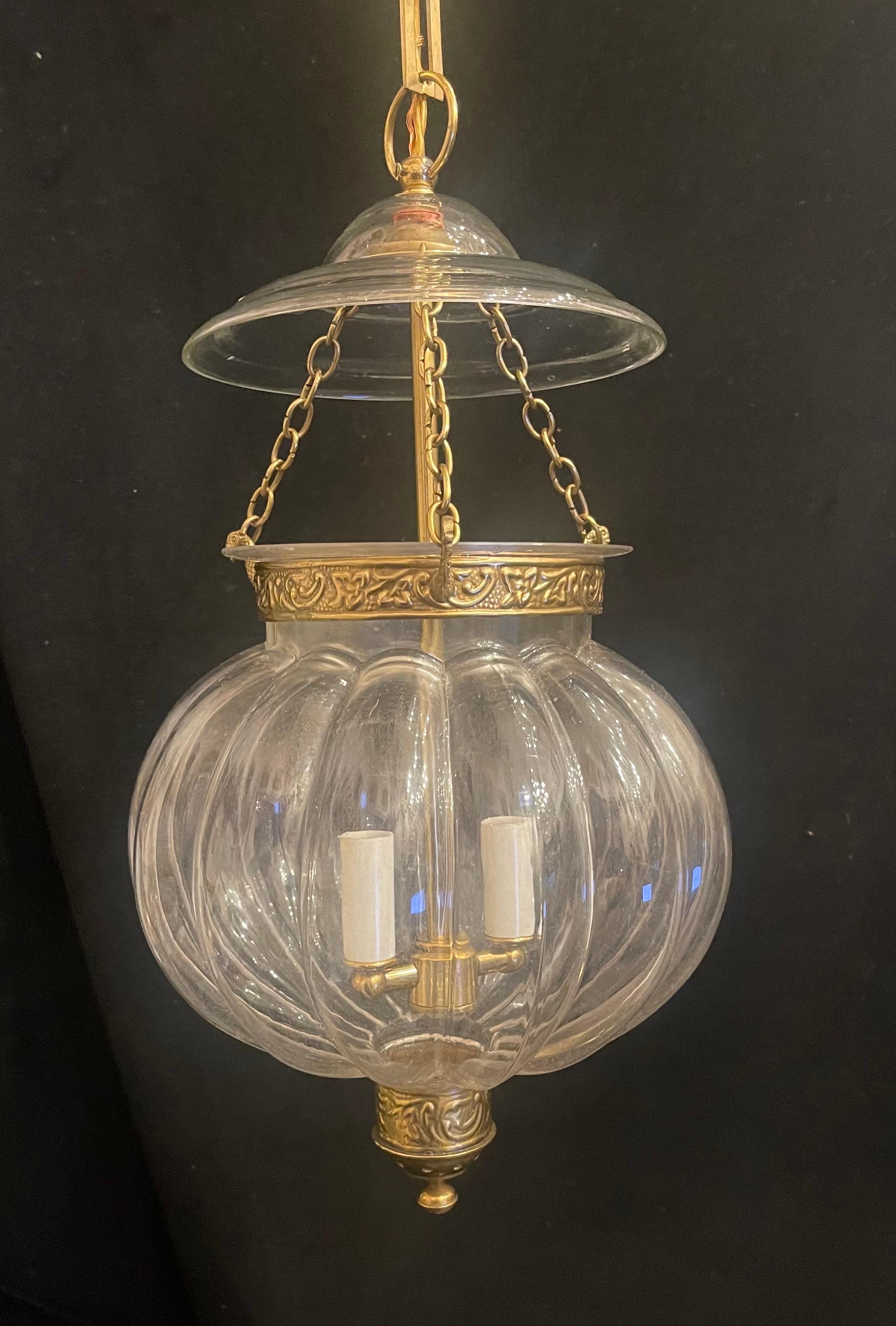 Regency Merveilleux luminaire suspendu à 2 lumières en forme de cloche en laiton de citrouille Vaughan en vente