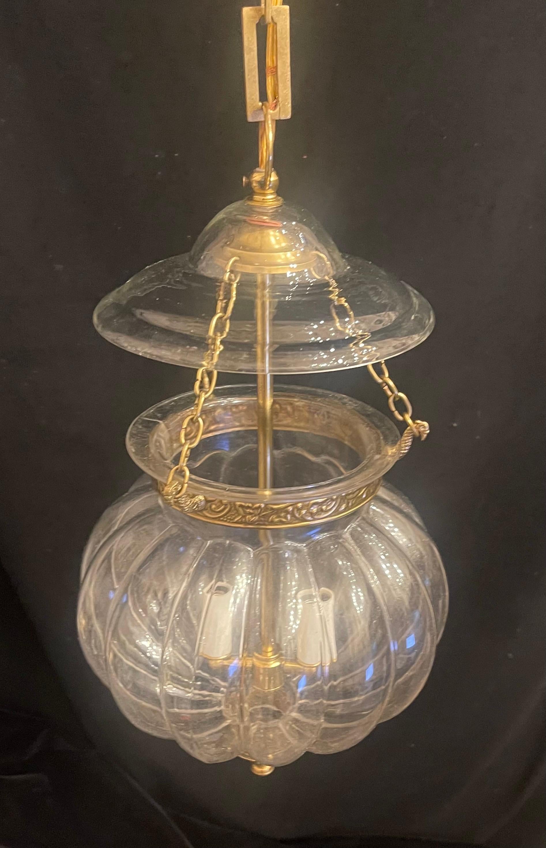 Buriné Merveilleux luminaire suspendu à 2 lumières en forme de cloche en laiton de citrouille Vaughan en vente