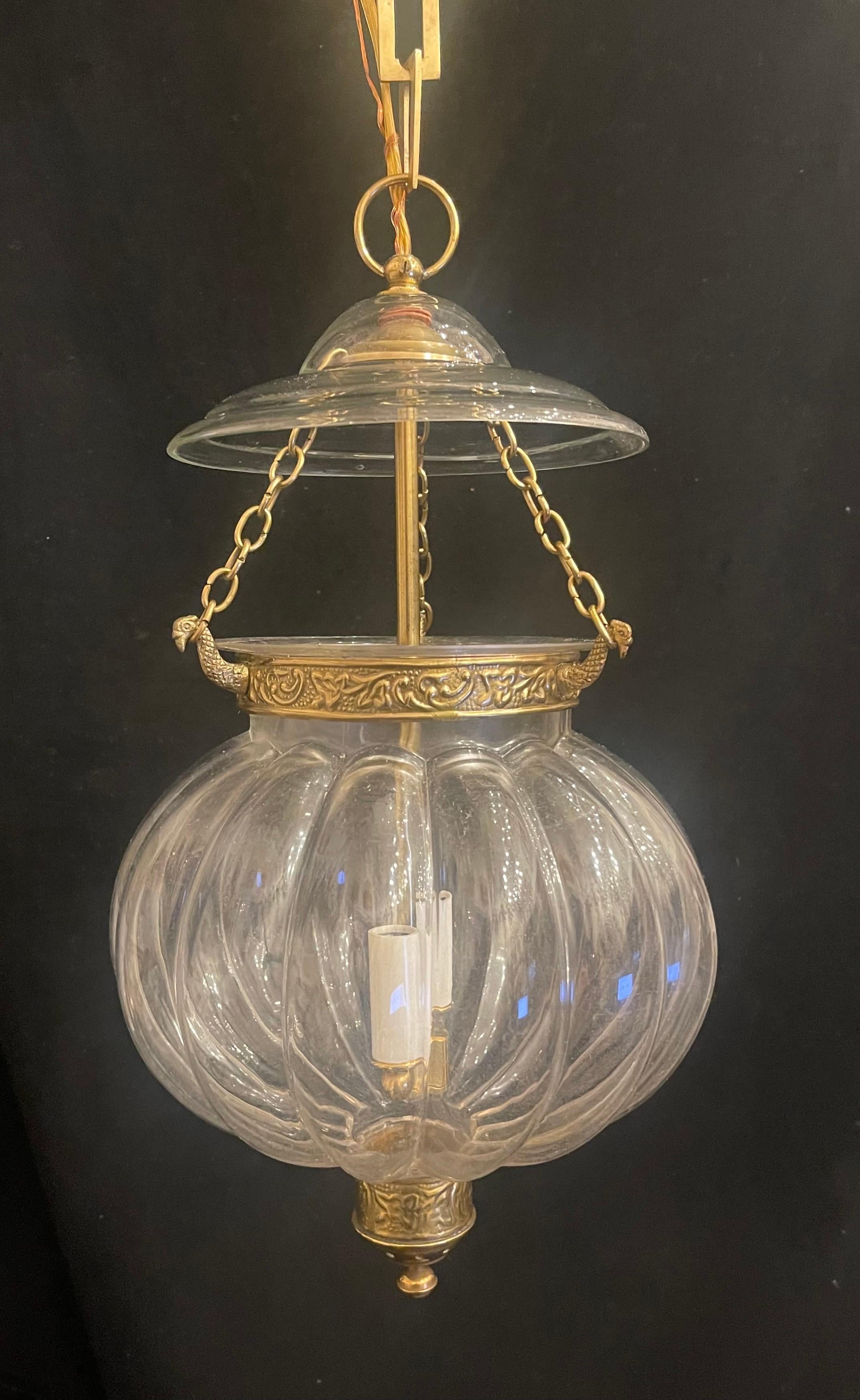 Merveilleux luminaire suspendu à 2 lumières en forme de cloche en laiton de citrouille Vaughan Bon état - En vente à Roslyn, NY