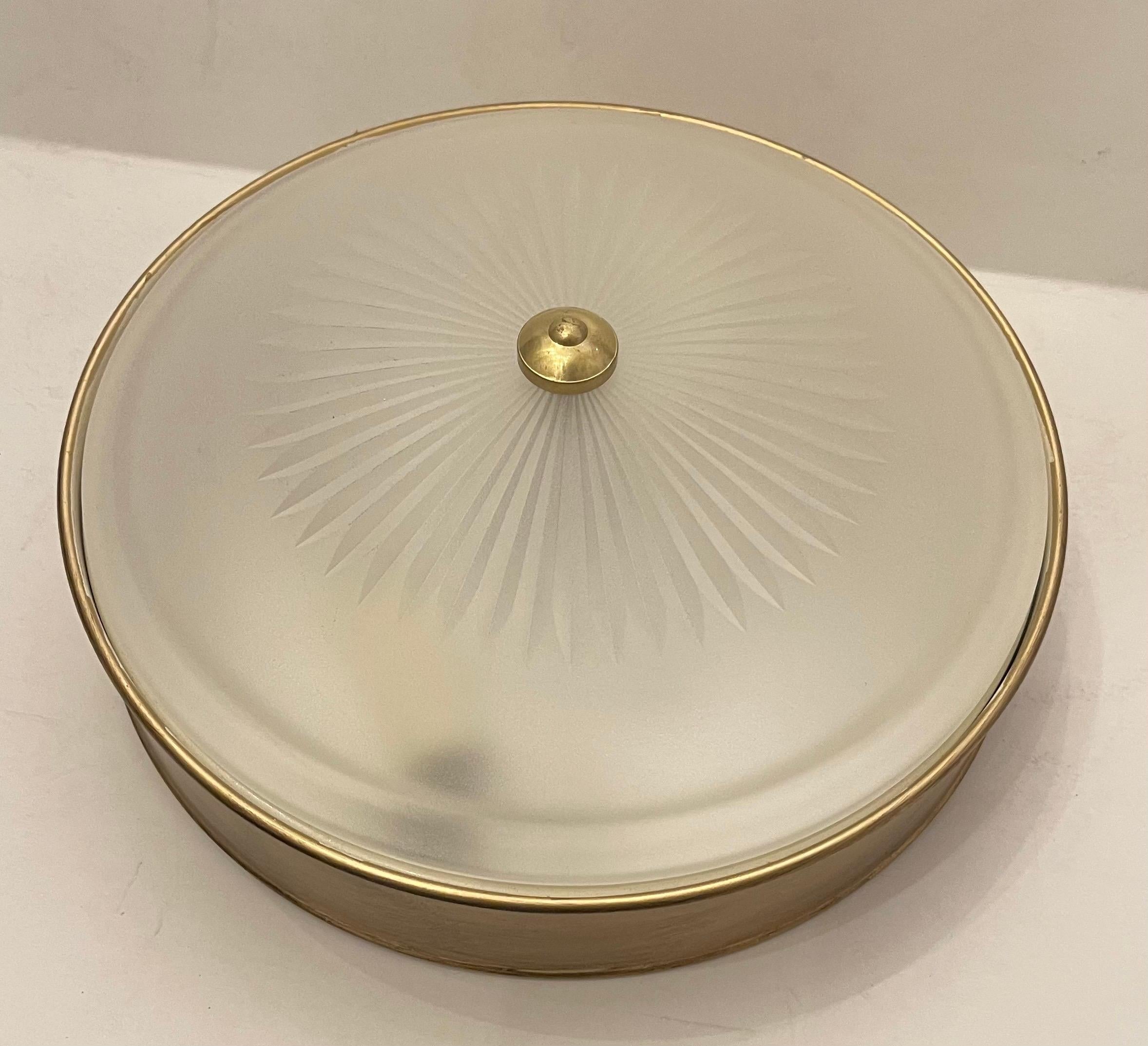 Un Maravilloso Plafón Vaughan Estilo Regencia De Latón Con Dorado Oro Antiguo Y Pantalla De Cristal Esmerilado Con Diseño De Estrella De Montaje Al Ras Con 2 Tomas De Candelabro Listo Para Instalar Y Disfrutar