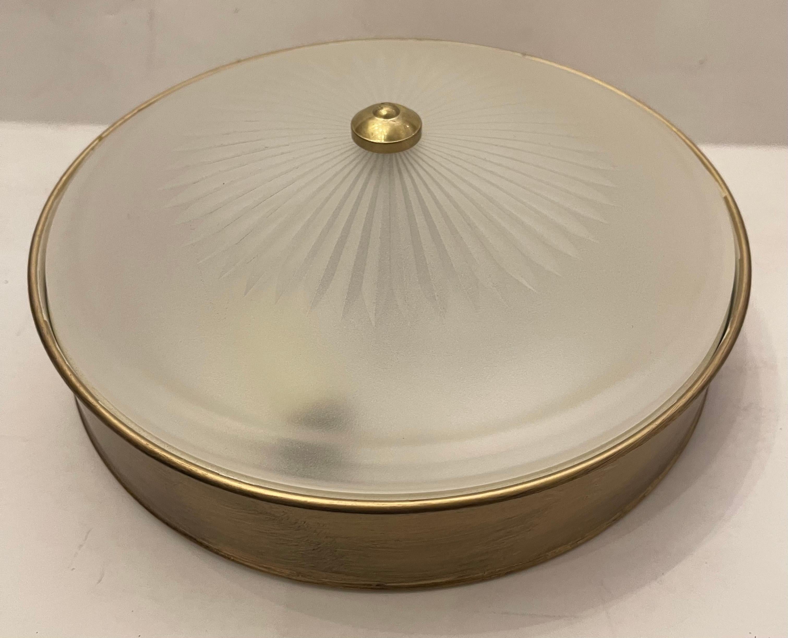 Maravilloso Plafón Vaughan Regency Brass Star Frosted Glass Flush Mount Escarchado en venta