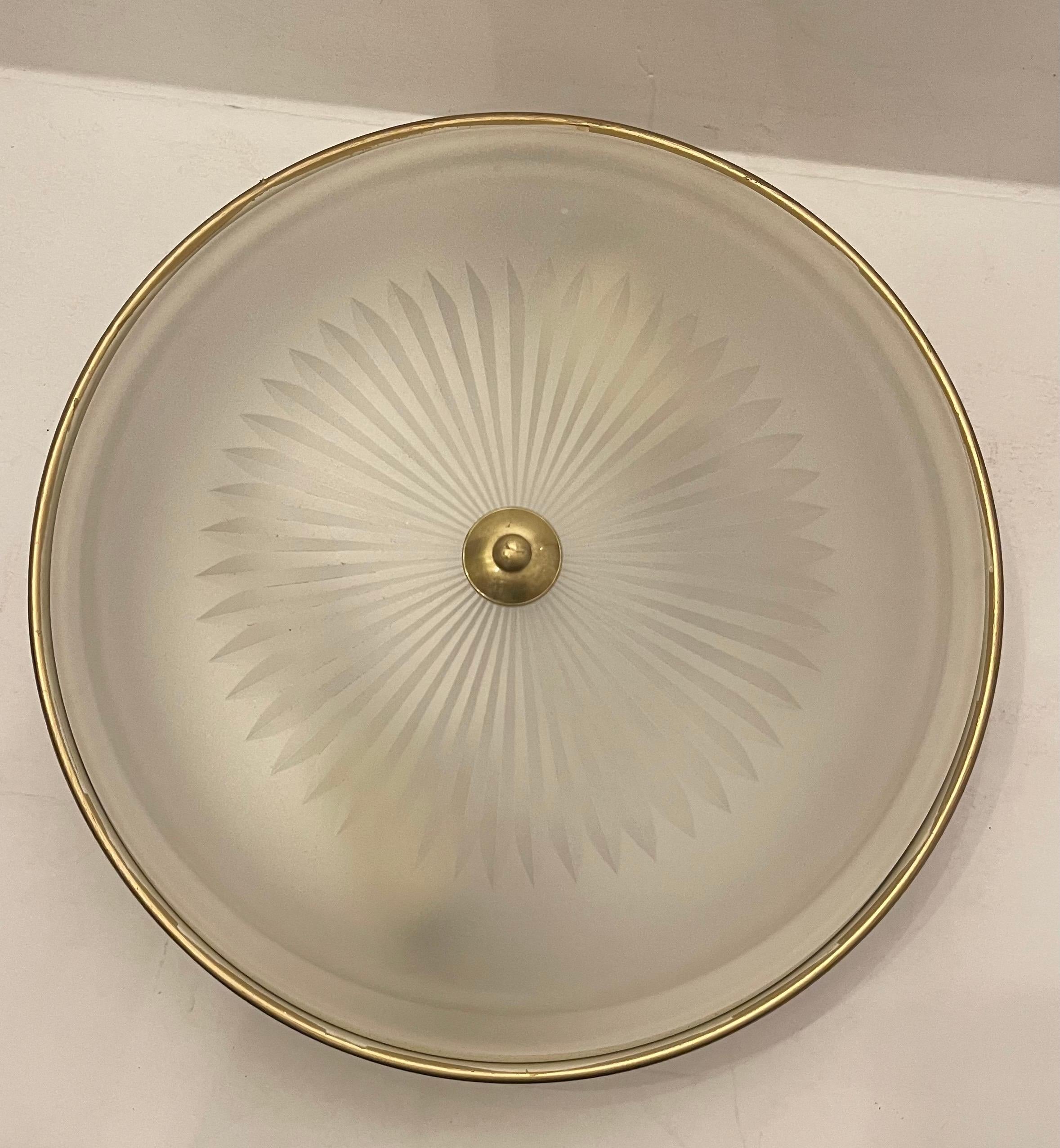 Maravilloso Plafón Vaughan Regency Brass Star Frosted Glass Flush Mount en Bueno estado para la venta en Roslyn, NY