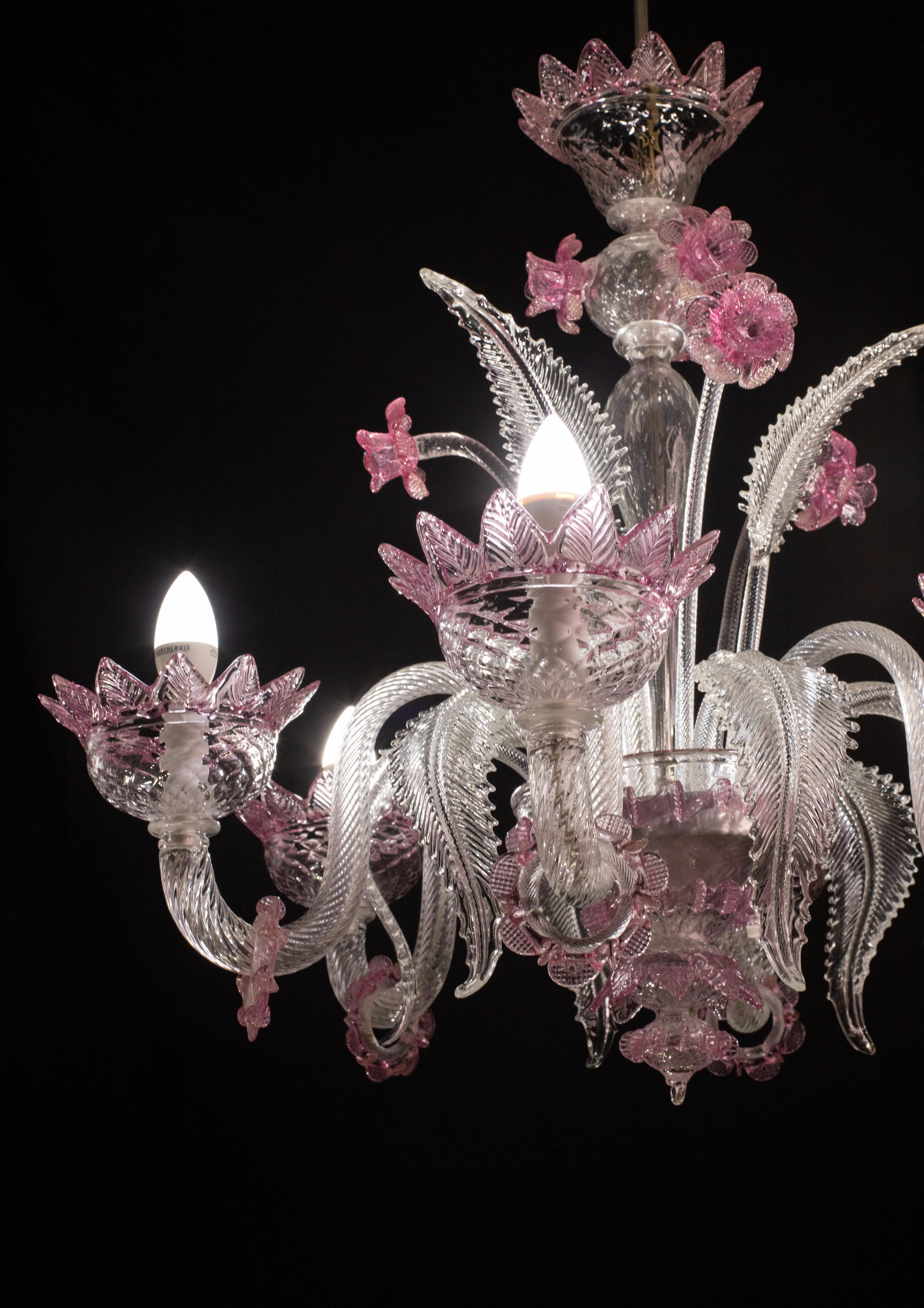 Wunderschöner venezianischer Kronleuchter, rosa Murano Glas (Muranoglas) im Angebot