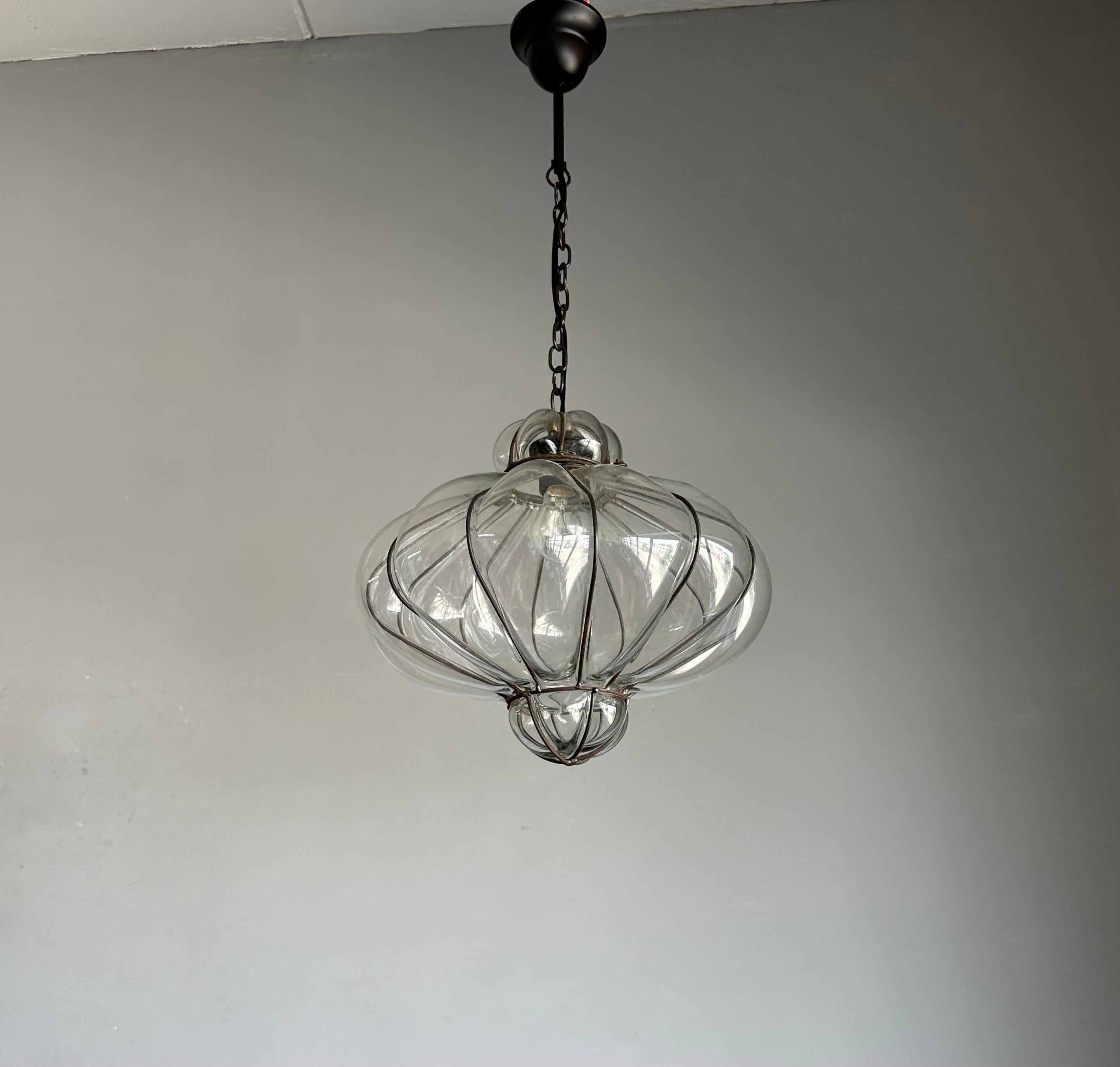 Questo ciondolo artigianale ed elegante è in ottime condizioni.

Questo pendente italiano a una luce è molto bello, sia per la forma che per il colore. Lo splendido vetro trasparente è soffiato a bocca in una cornice in ferro battuto forgiata a mano