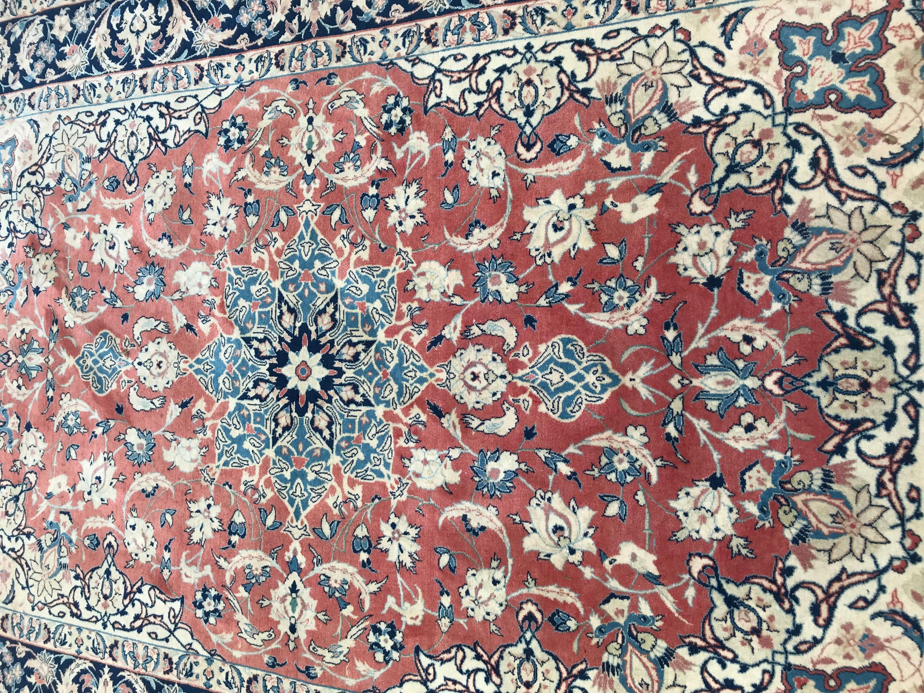Sehr feiner Teppich mit schönem floralem und zentralem Medaillon-Muster, schöne Farben mit Orange, Blau und Grün, komplett und fein handgeknüpft mit Wollsamt auf Seidenfond.

✨✨✨
