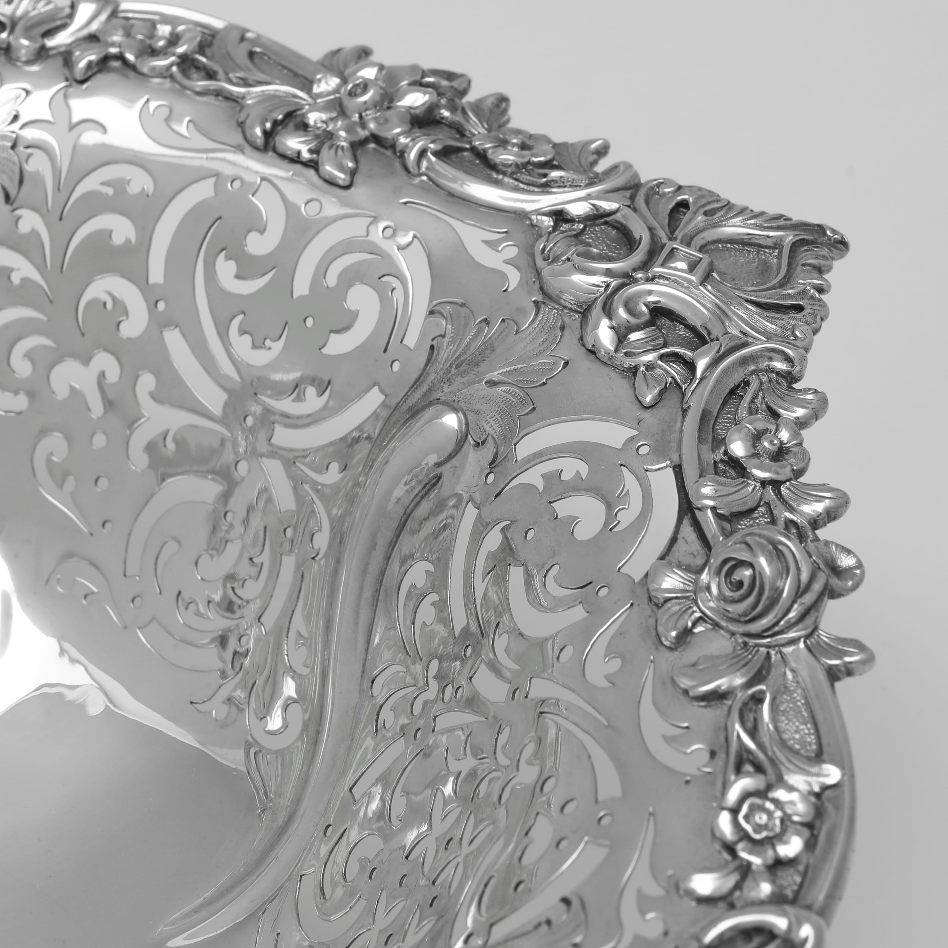 Anglais Merveilleux panier victorien en argent sterling fabriqué par Robert Hennell en 1850 en vente